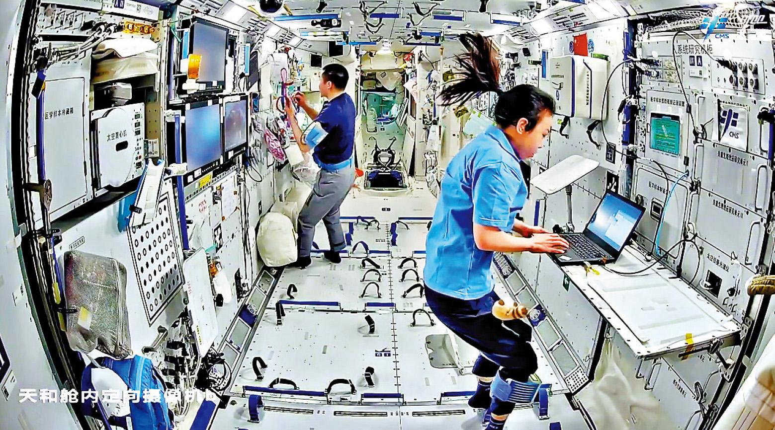 　　圖：參與神舟23號載人飛行任務的香港載荷專家黎家盈（右）在中國空間站內工作。\視頻截圖