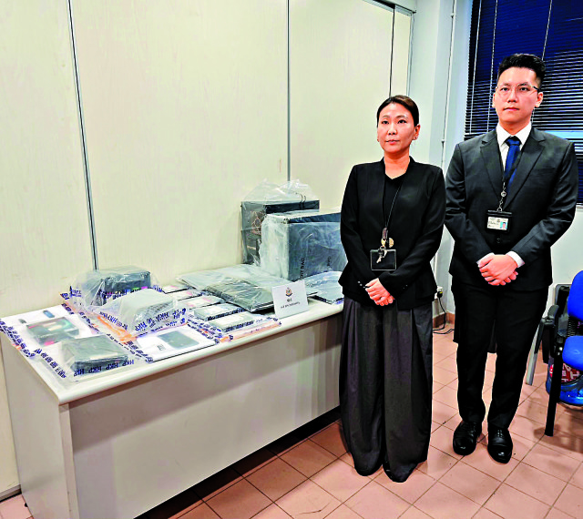 　　圖：警方展示在疑犯家中搜出的電腦、手機等證物。\警方供圖
