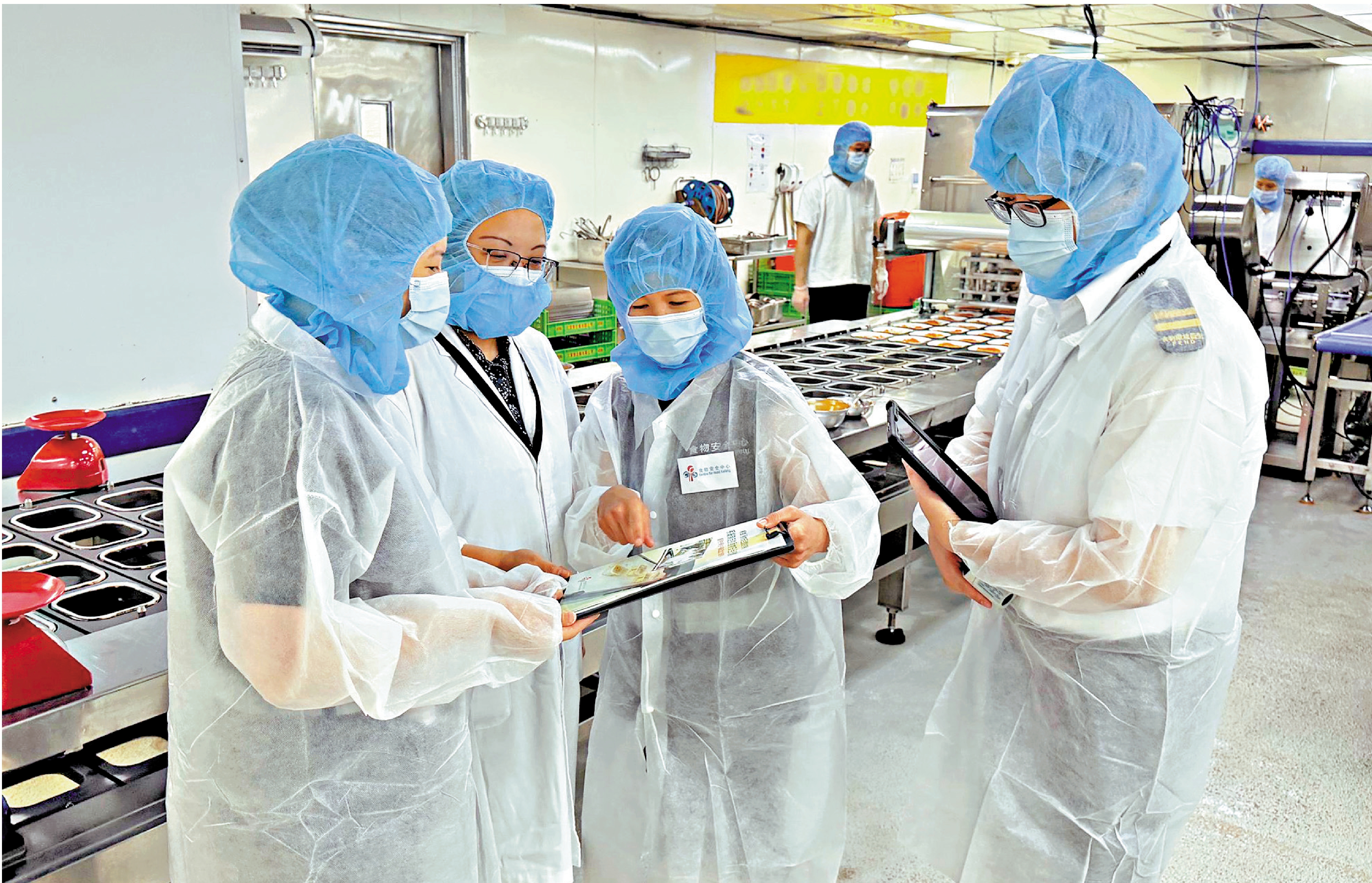 　　圖：過去兩個月，食環署巡查全港46間供應學校午膳飯盒的持牌食物製造廠。\食環署圖片