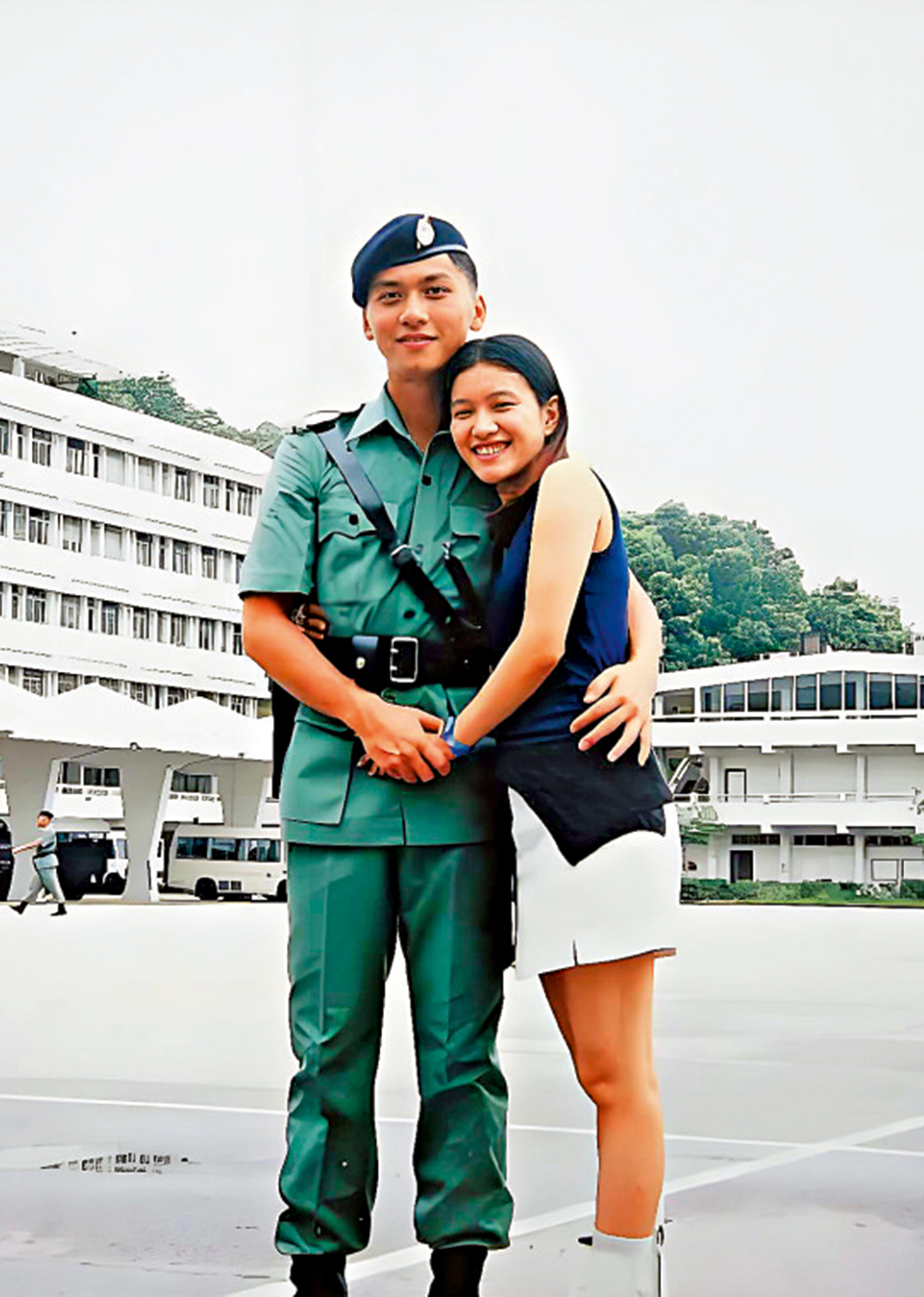 　　圖：朱振國生前身穿警服與妻子的合照。\資料圖片