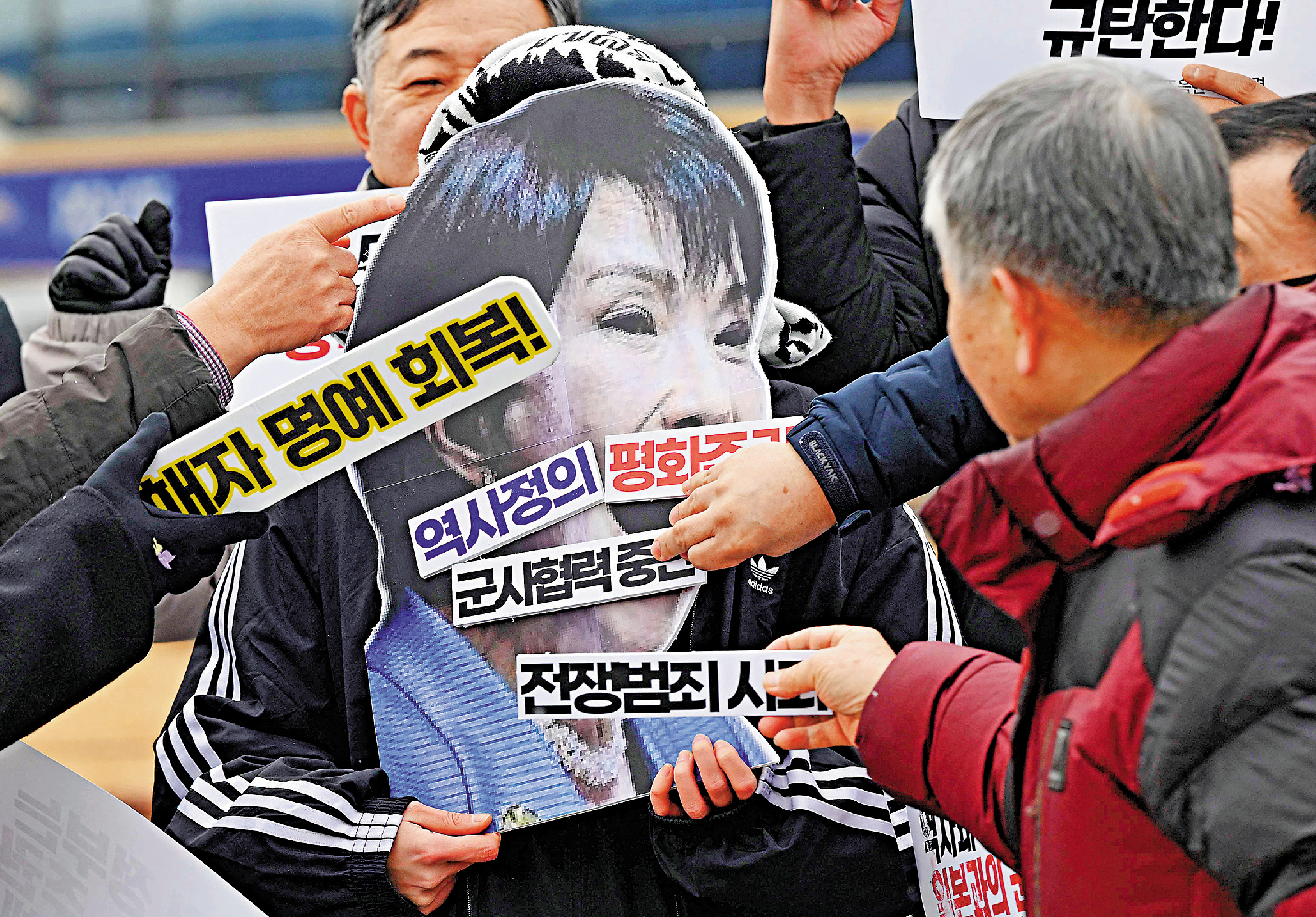 　　圖：韓國民眾今年初在首爾舉行示威，抗議高市政府淡化戰爭罪行。\法新社