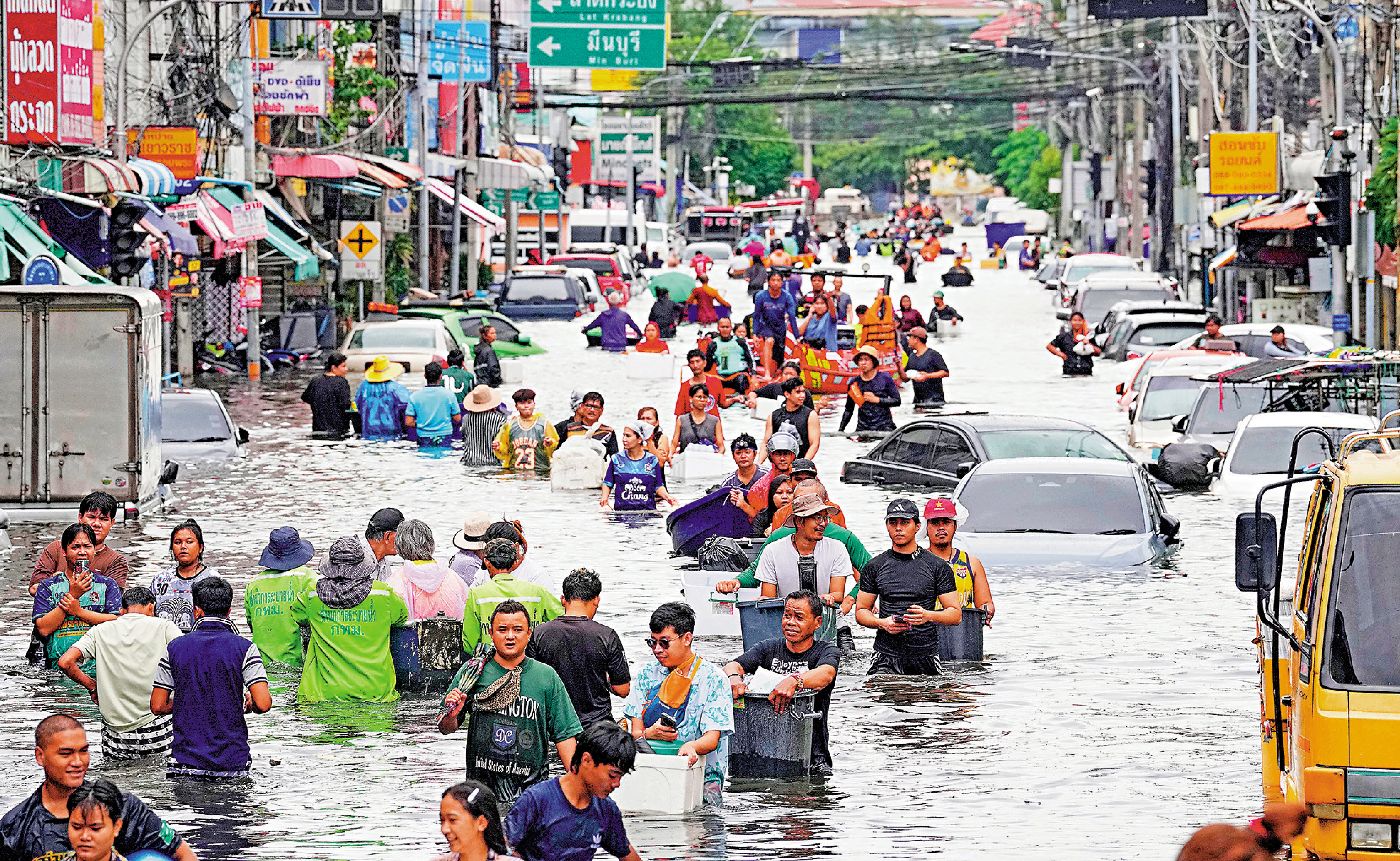 　　圖：曼谷連日來遭暴雨侵襲，民眾在被洪水淹沒的街道上涉水前行。\美聯社