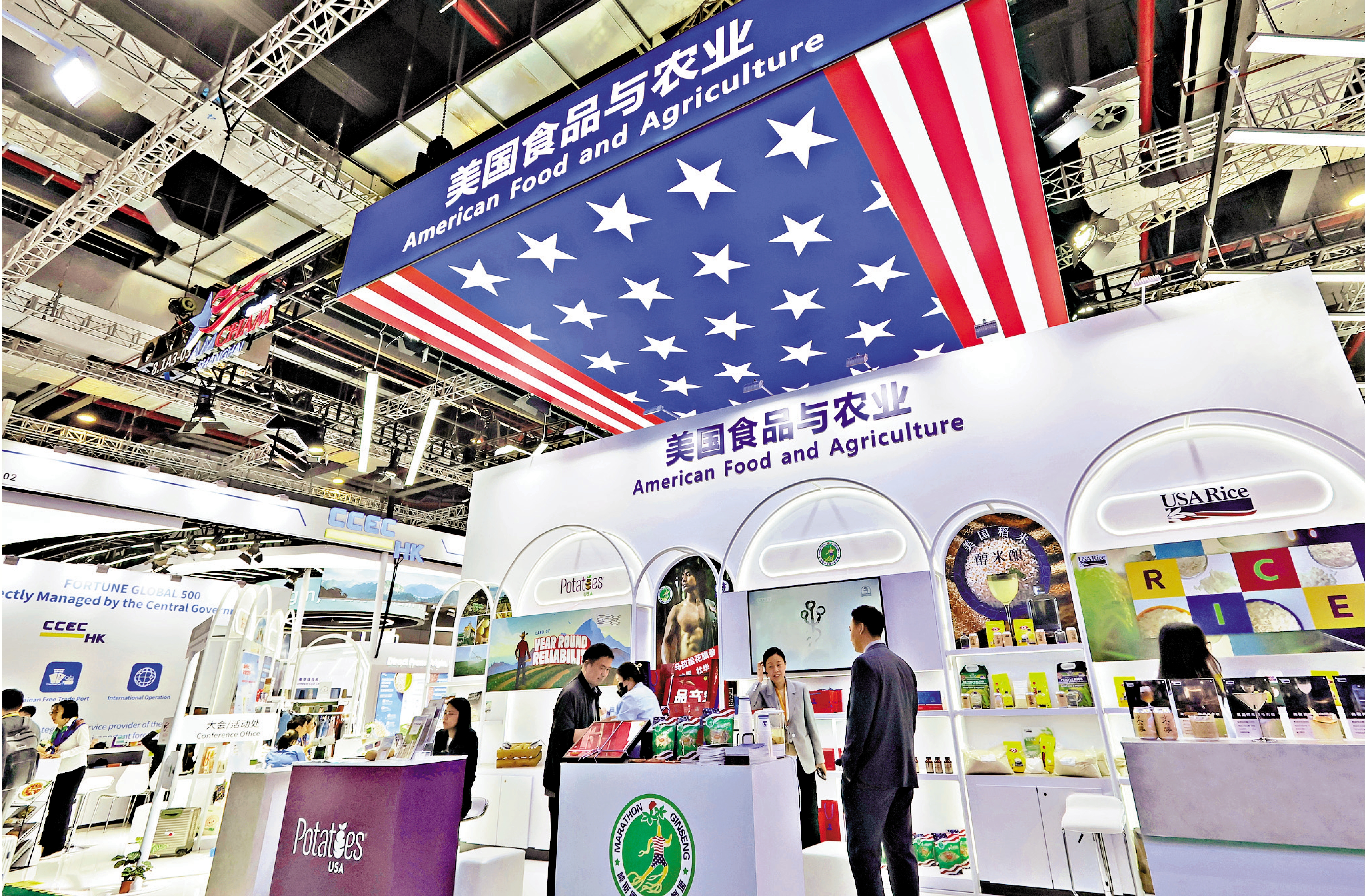 　　圖：中美雙方同意在貿易理事會下設立農業工作組，並計劃在2026年底前召開首次會議。圖為去年11月，業界代表參觀第八屆進博會美國食品與農業館。\網絡圖片