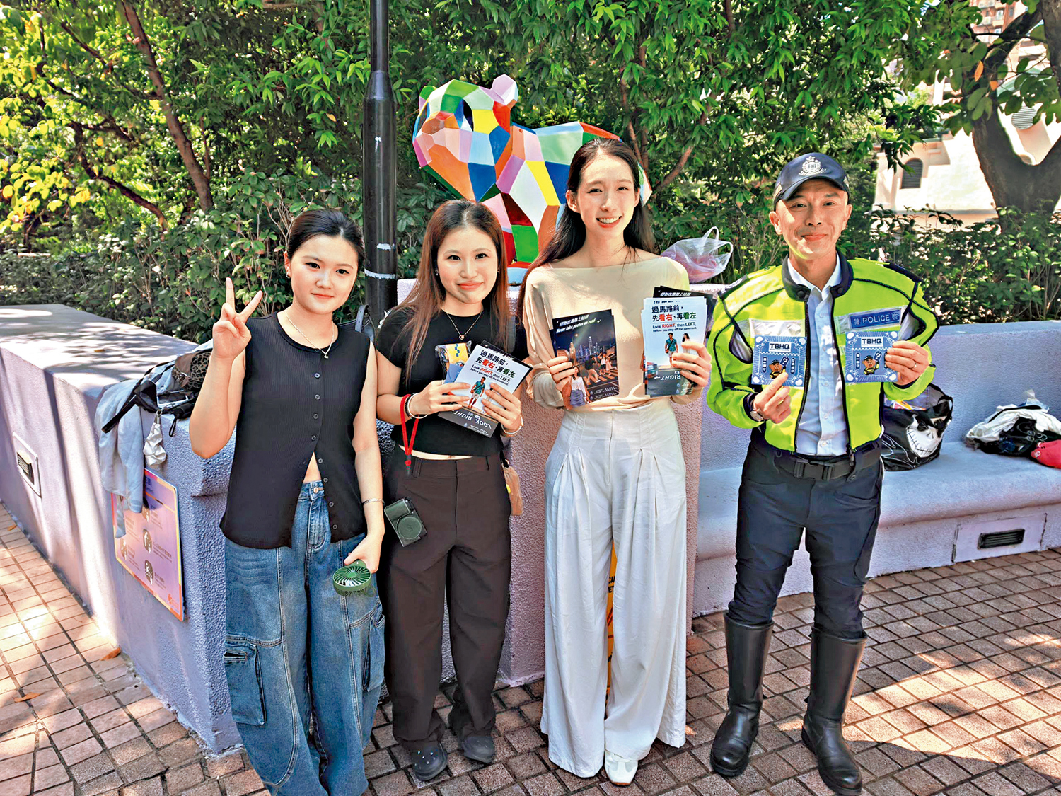 　　圖：警方聯同立法會議員江旻憓、旅遊業及道路安全業界宣傳道路安全，提醒旅客防範「馬路打卡」高危行為。\警方圖片
