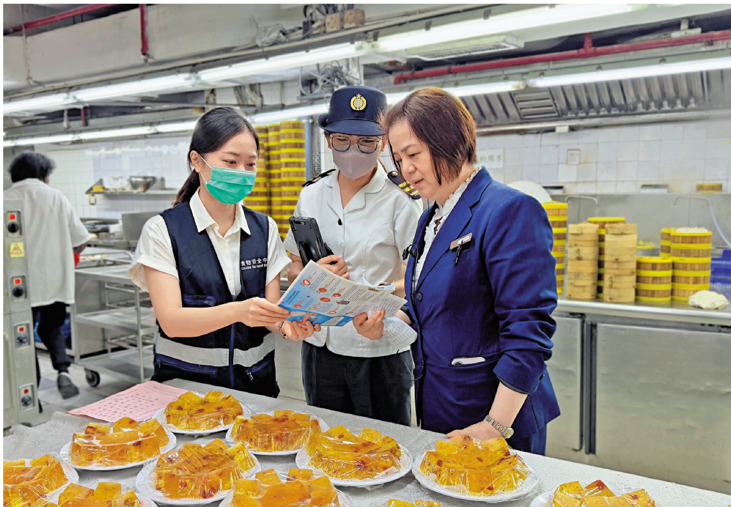 　　圖：國慶長假期將至，食環署巡查為旅行團提供服務的食肆。\政府新聞處