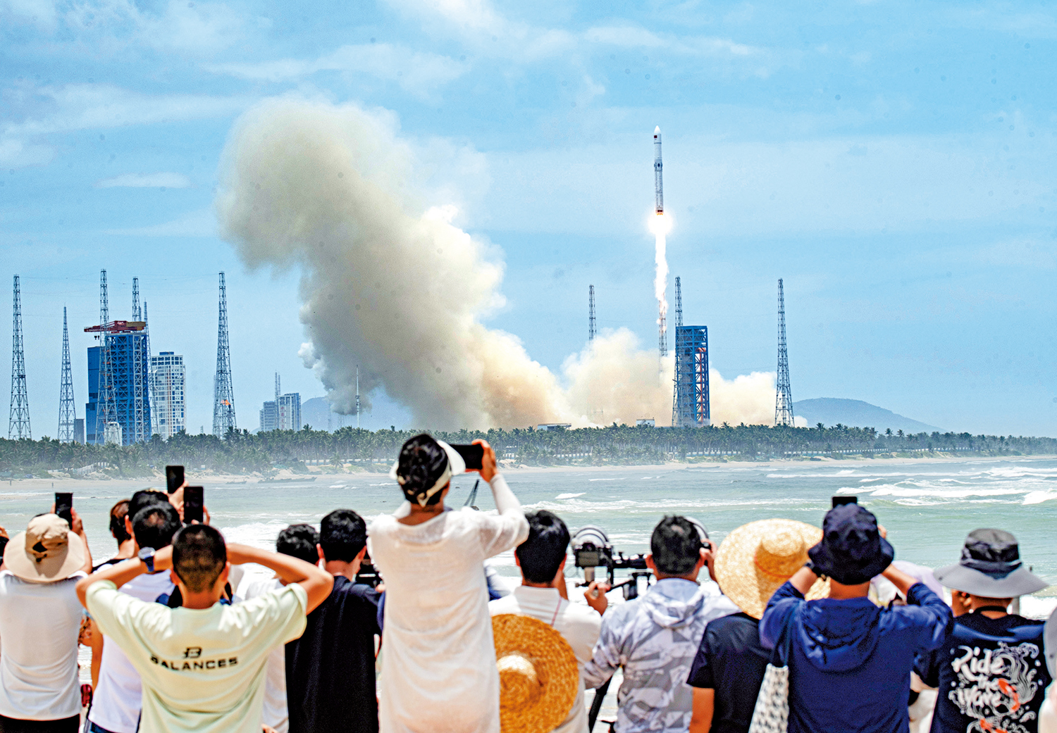 　　圖：今年7月10日，長征十號乙運載火箭在海南商業航天發射場發射升空，成功將衛星送入預定軌道，火箭一子級成功回收，任務取得圓滿成功。 新華社