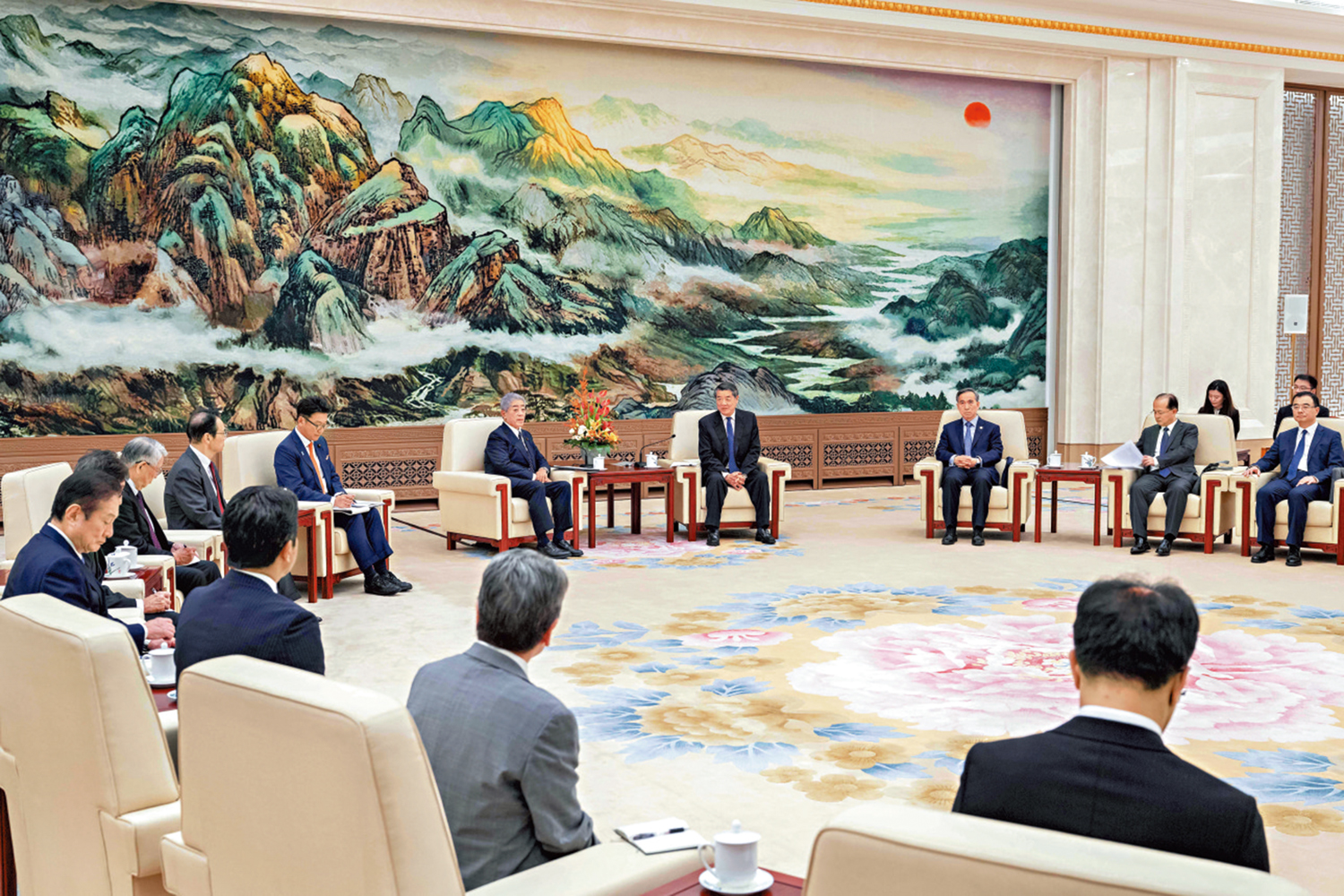 　　圖：9月29日，中共中央政治局委員、國務院副總理何立峰在北京人民大會堂會見日本國際貿易促進協會訪華團。\新華社