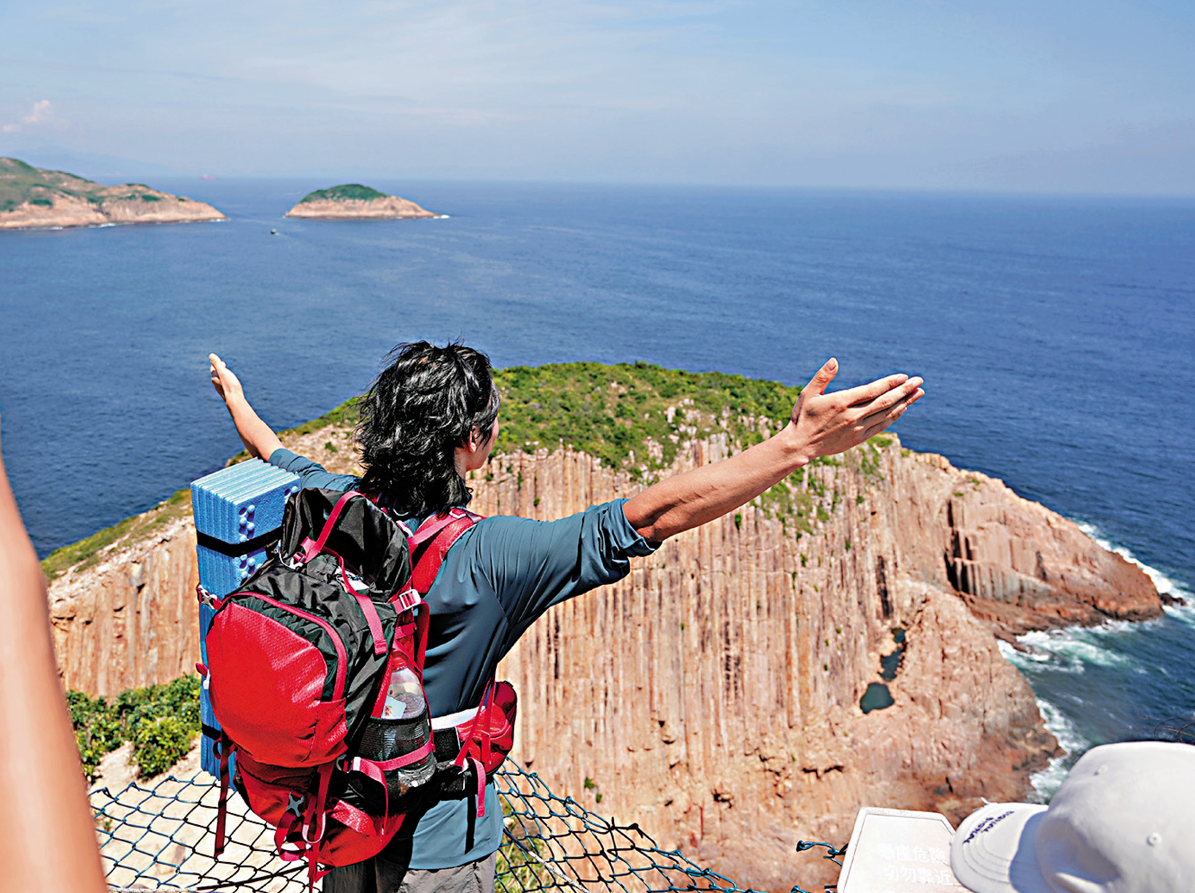 　　圖：破邊洲以標誌性的六角形岩柱而聞名，吸引大批遊人到萬宜水庫東壩登山打卡。\大公報記者蔡文豪攝