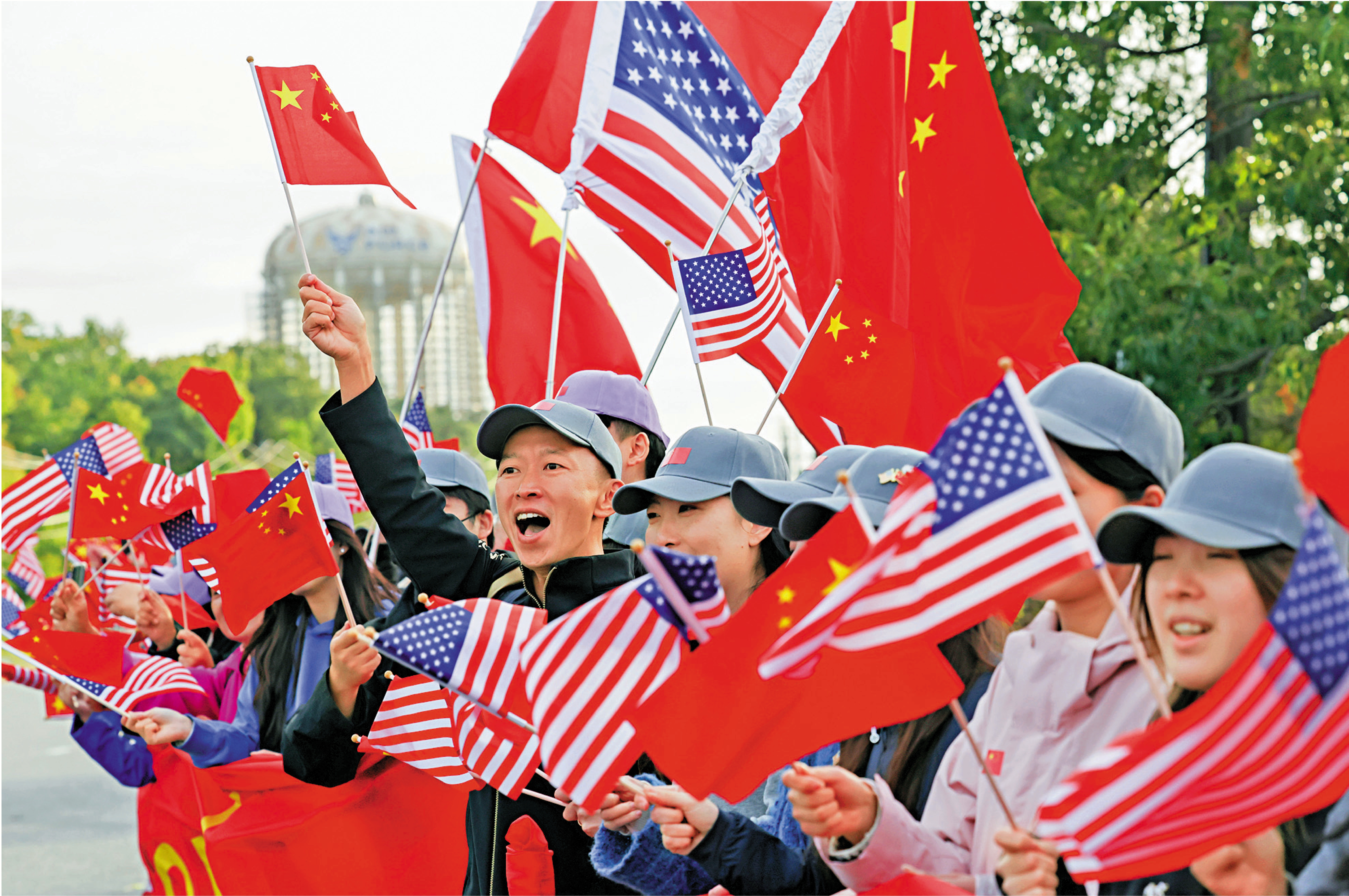 　　圖：美國華僑華人於當地時間9月24日在華盛頓市區熱烈歡迎習近平主席到訪。\新華社