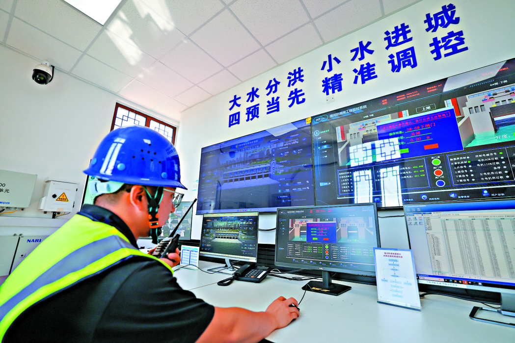 　　圖：運行人員在天津海河防潮閘集中控制室進行閉閘操作。\新華社