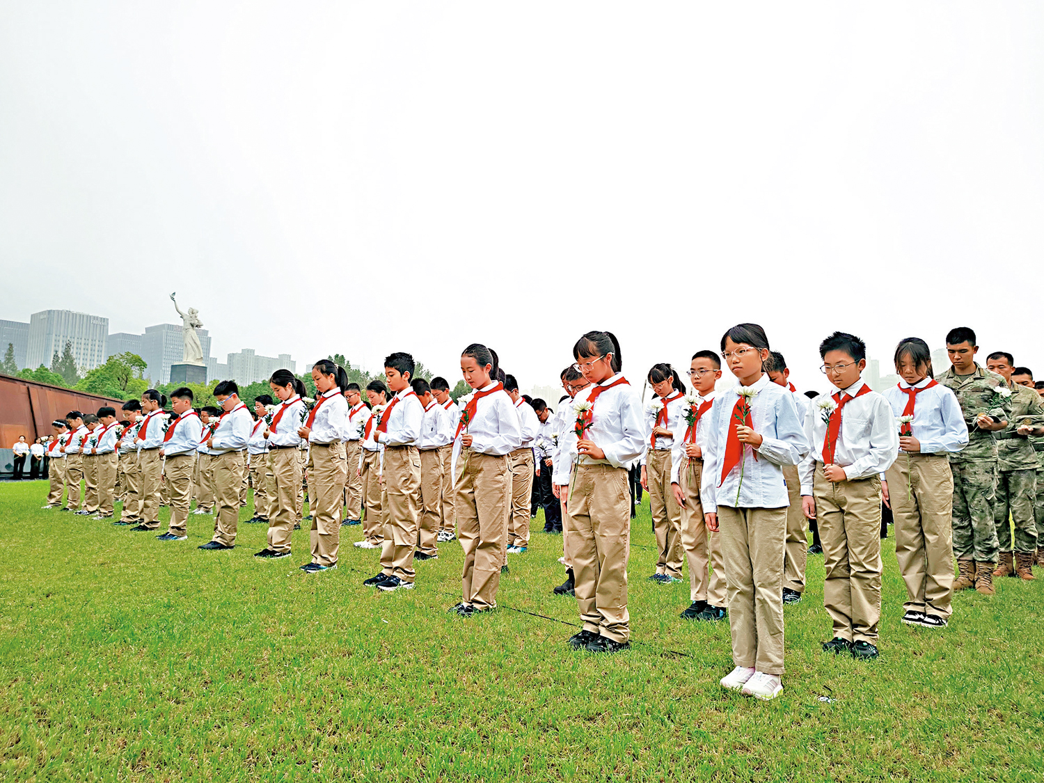 　　圖：9月30日，侵華日軍南京大屠殺遇難同胞紀念館在勝利廣場舉行主題教育活動。\大公報記者賀鵬飛攝