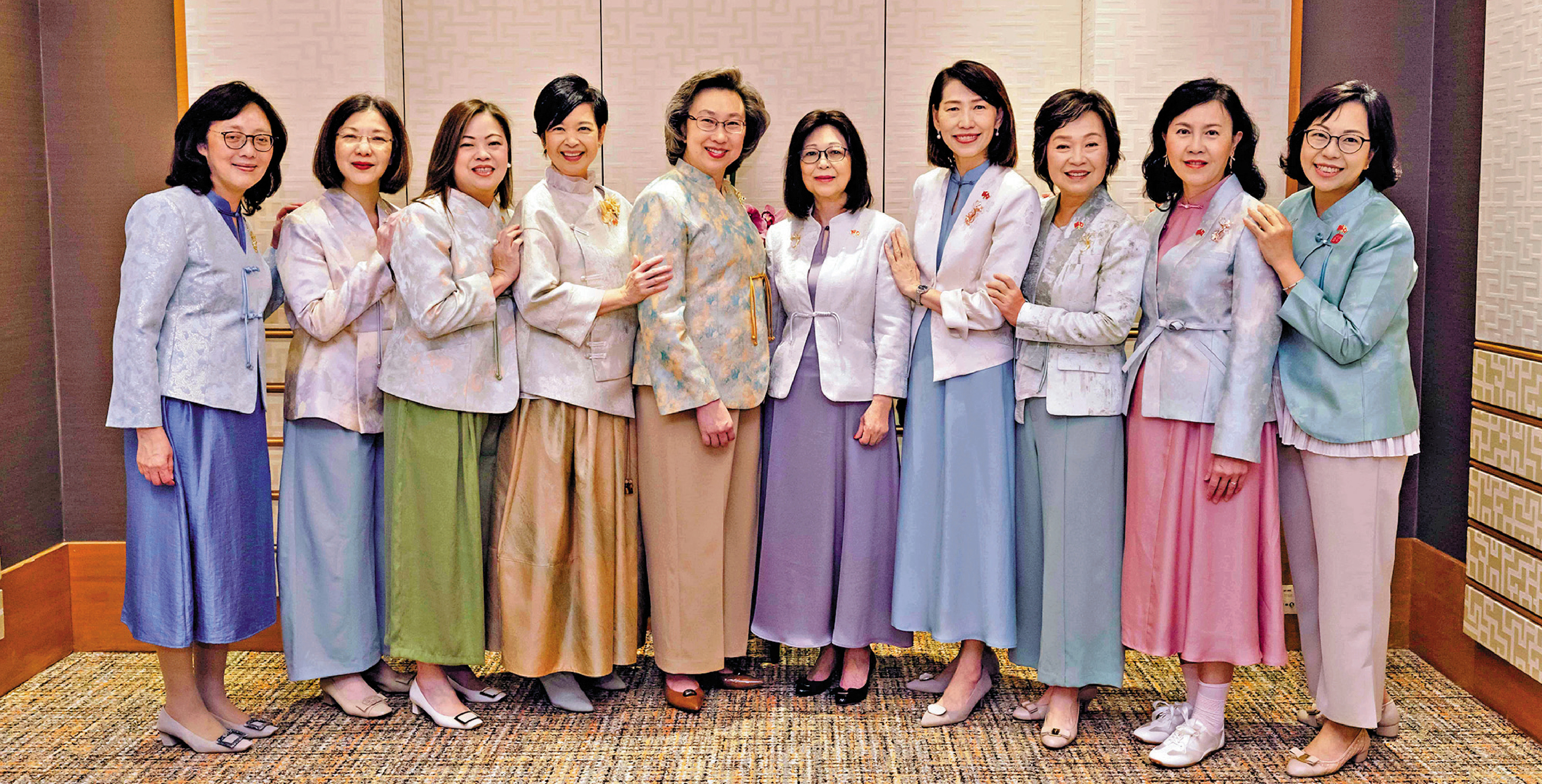 　　圖：特首夫人與女高官穿上「新中式時裝」，展現中華文化的時代美學。\受訪者提供