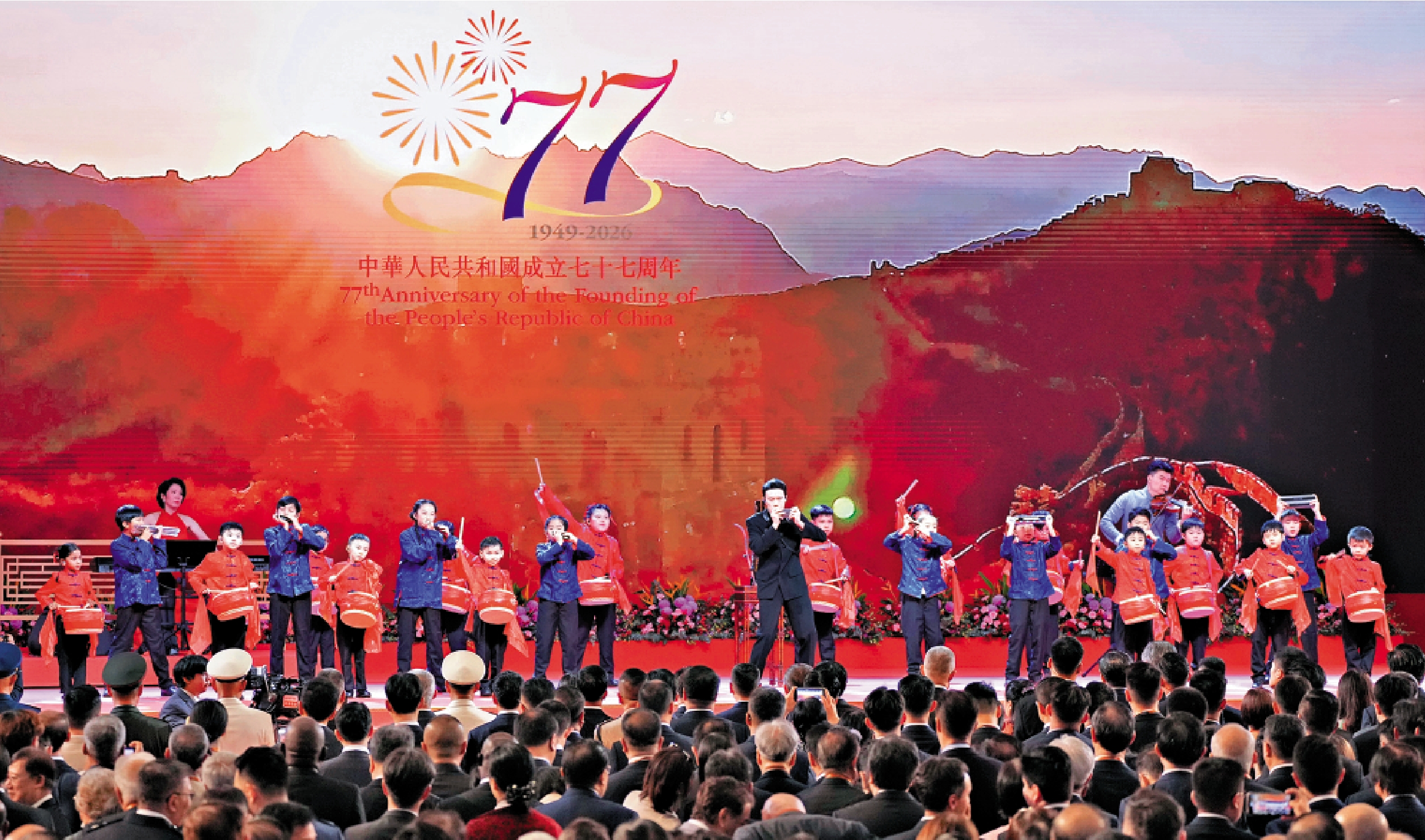 　　圖：口琴獨奏家、小提琴家、鋼琴家和20多位兒童演奏組曲。\大公報記者何嘉駿攝