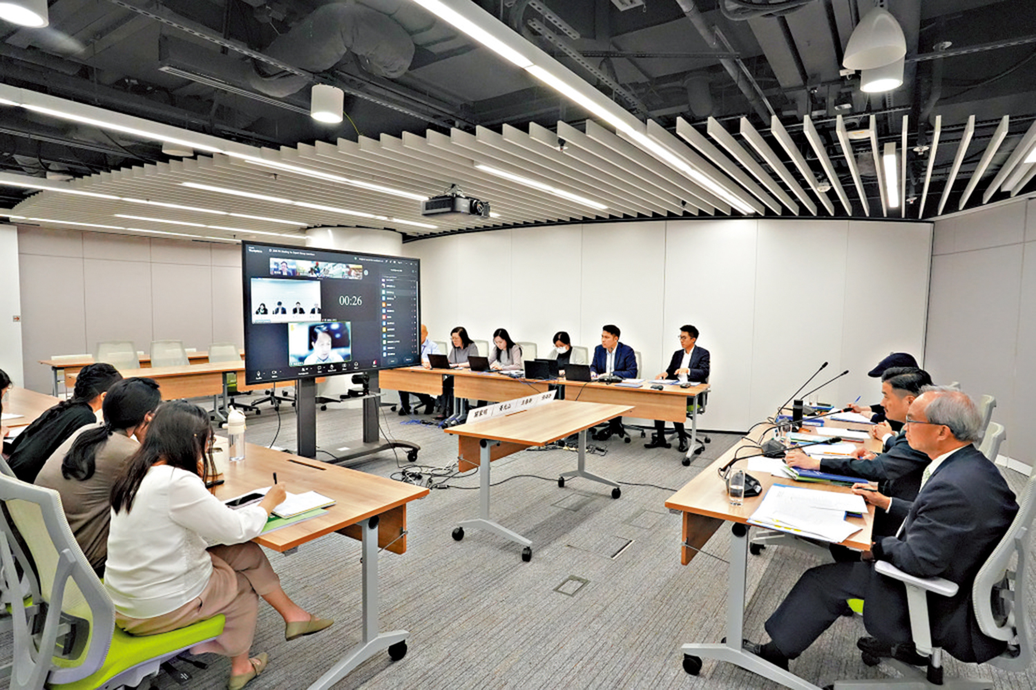 　　圖：特首政策組早前舉行的施政報告線上簡介會，出席者踴躍發言。\特首政策組圖片