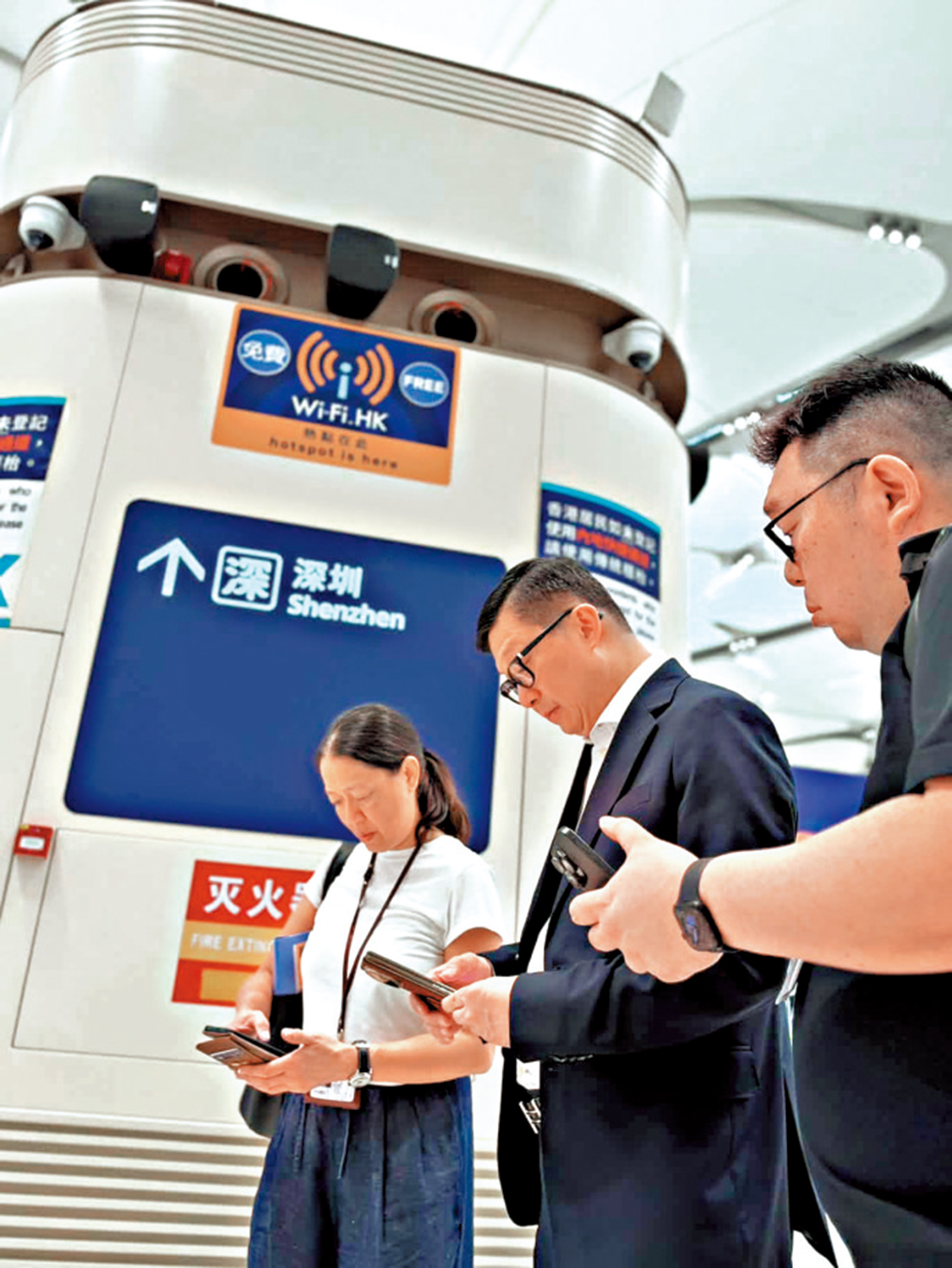 　　圖：鄧炳強前日與跨部門代表前往新皇崗口岸聯檢大樓了解工作進度。\鄧炳強FB