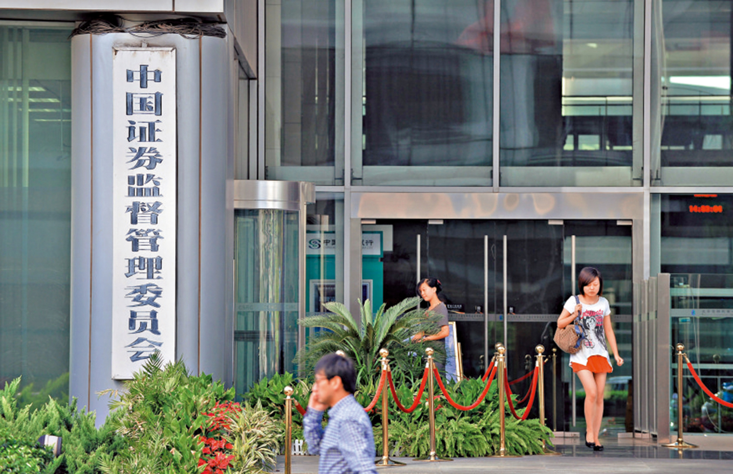 　　圖：中證監今年3月要求部分企業拆除紅籌架構。\新華社