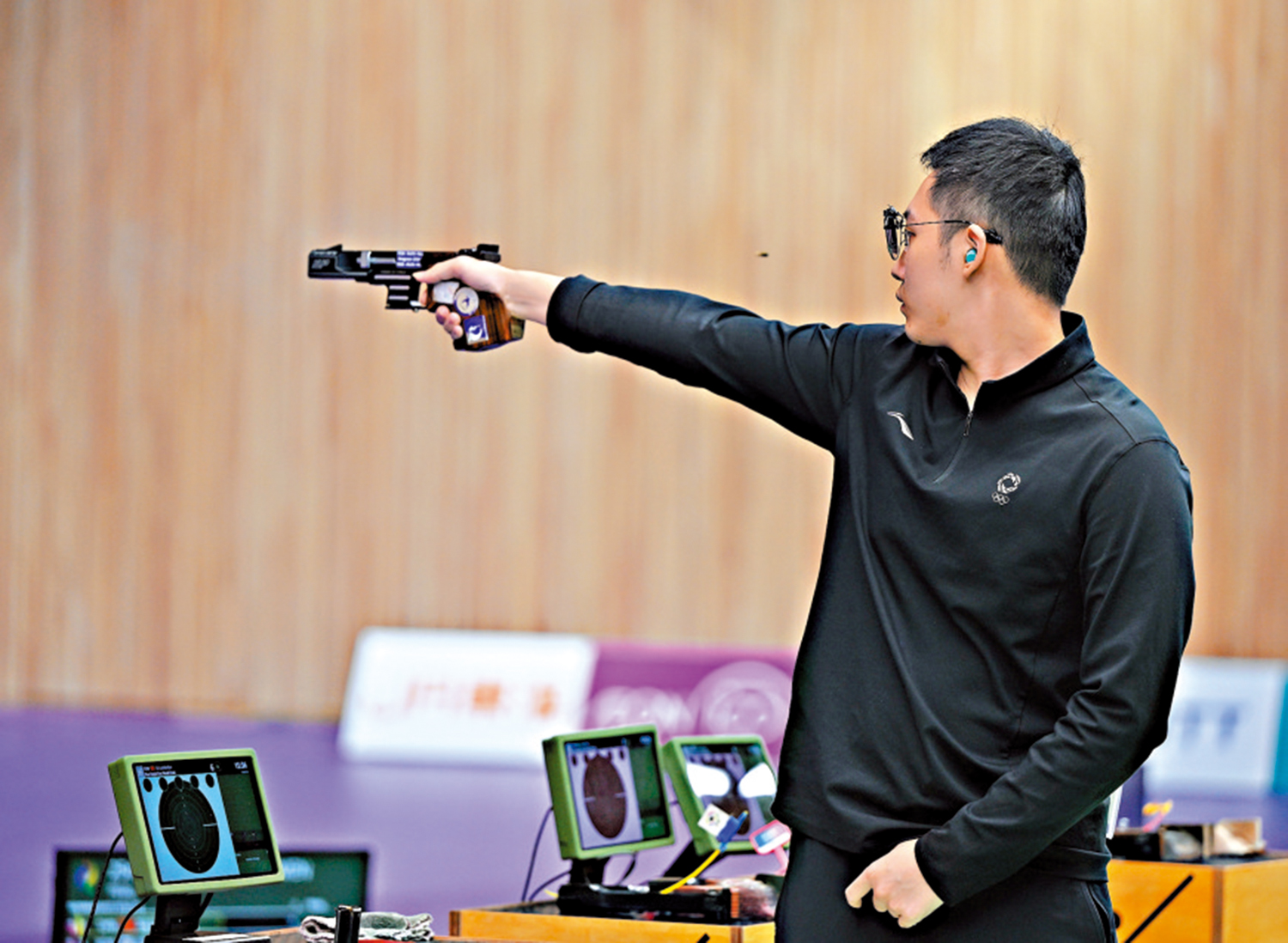 　　圖：中國選手蘇連博凡在男子25米手槍速射個人決賽比賽中。\新華社