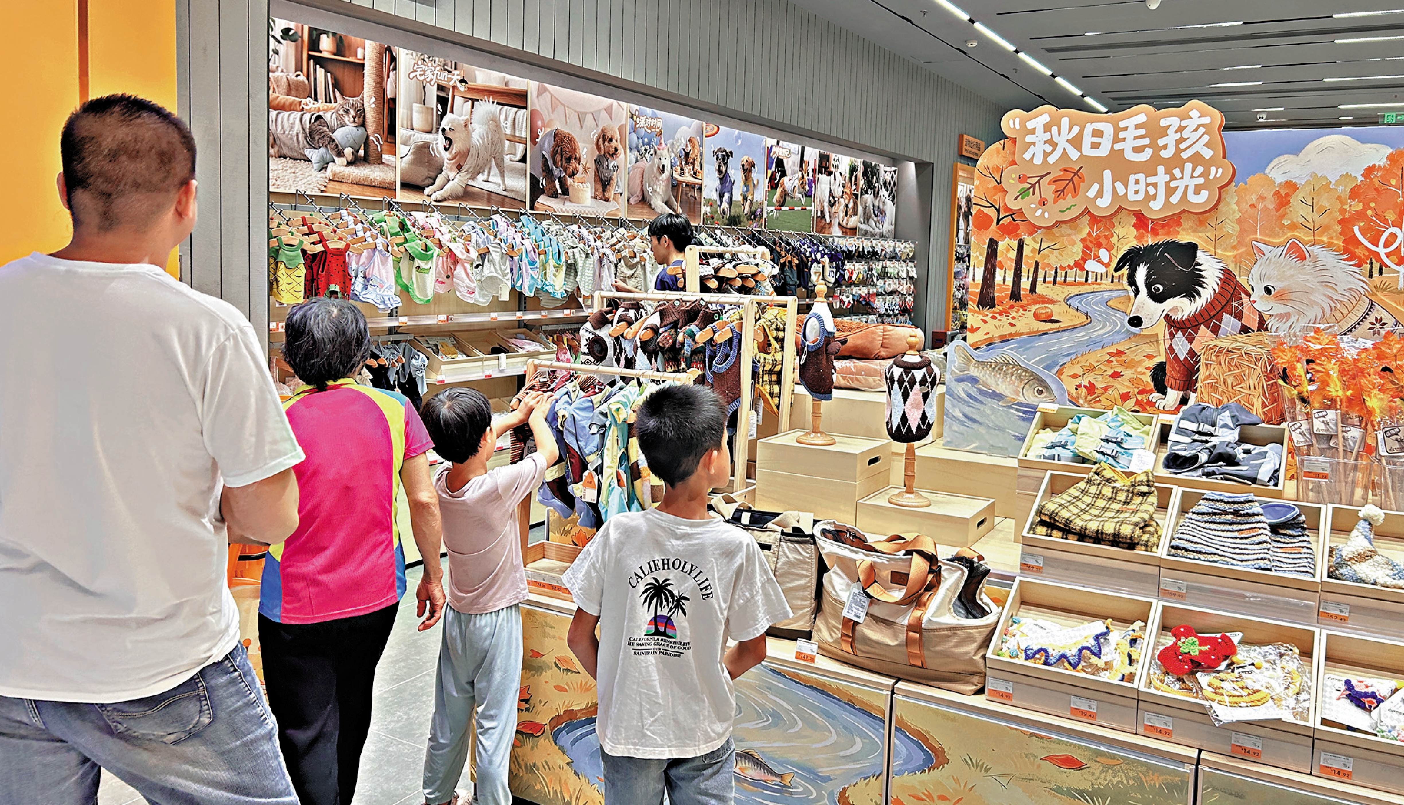 　　圖：民眾在寵物用品店選購寵物服裝。\大公報記者敖敏輝攝