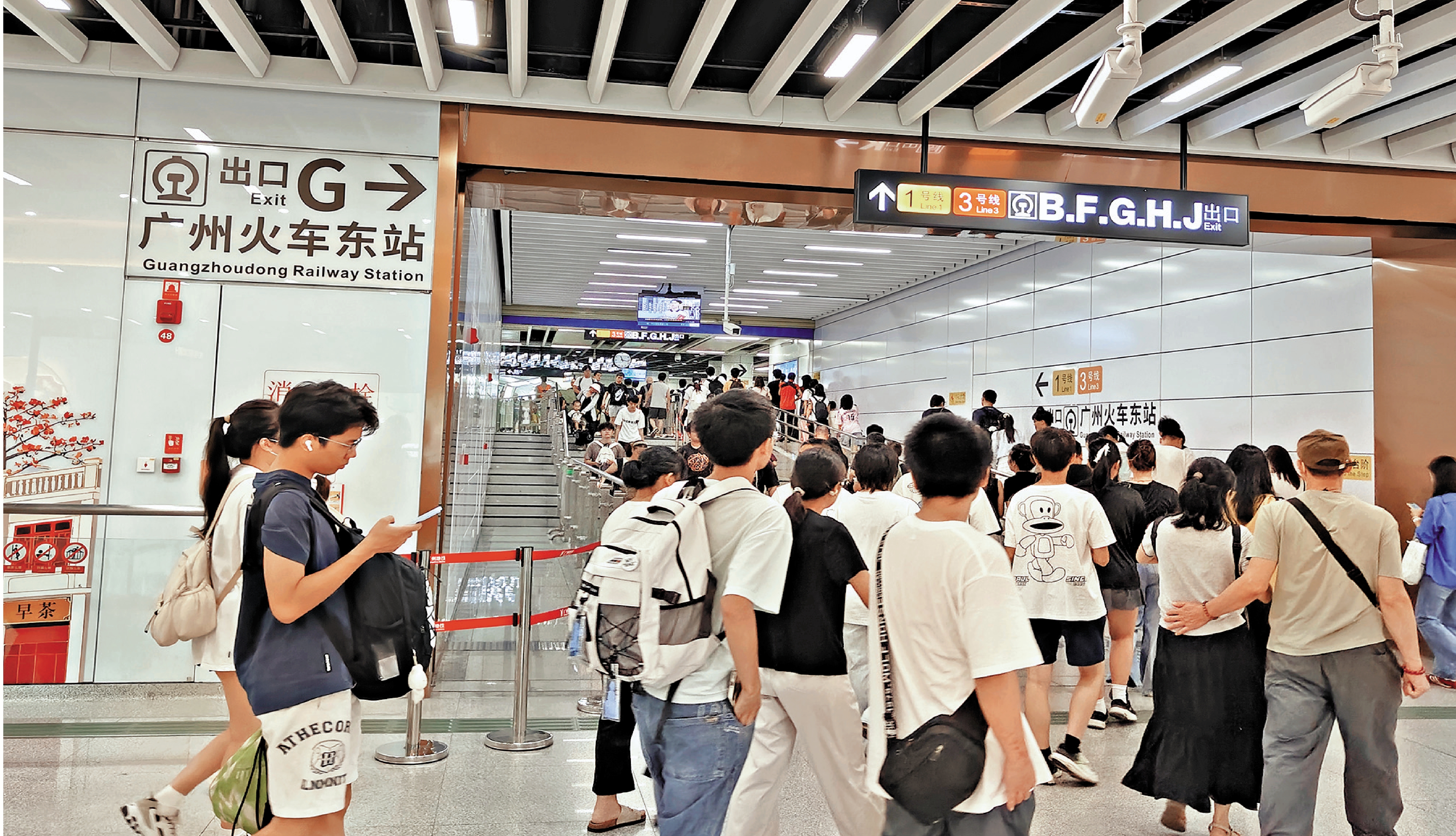 　　圖：國慶假期首日，廣州地鐵通道往東站方向客流大增。\大公報記者方俊明攝