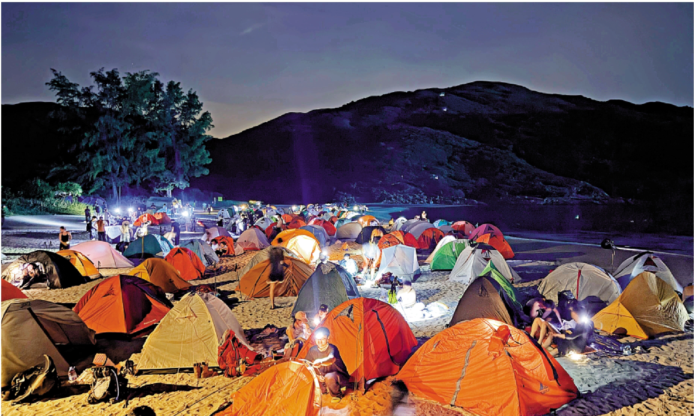 　　圖：鹹田灣營地有近百個帳篷，秩序及衞生情況良好。\受訪者提供