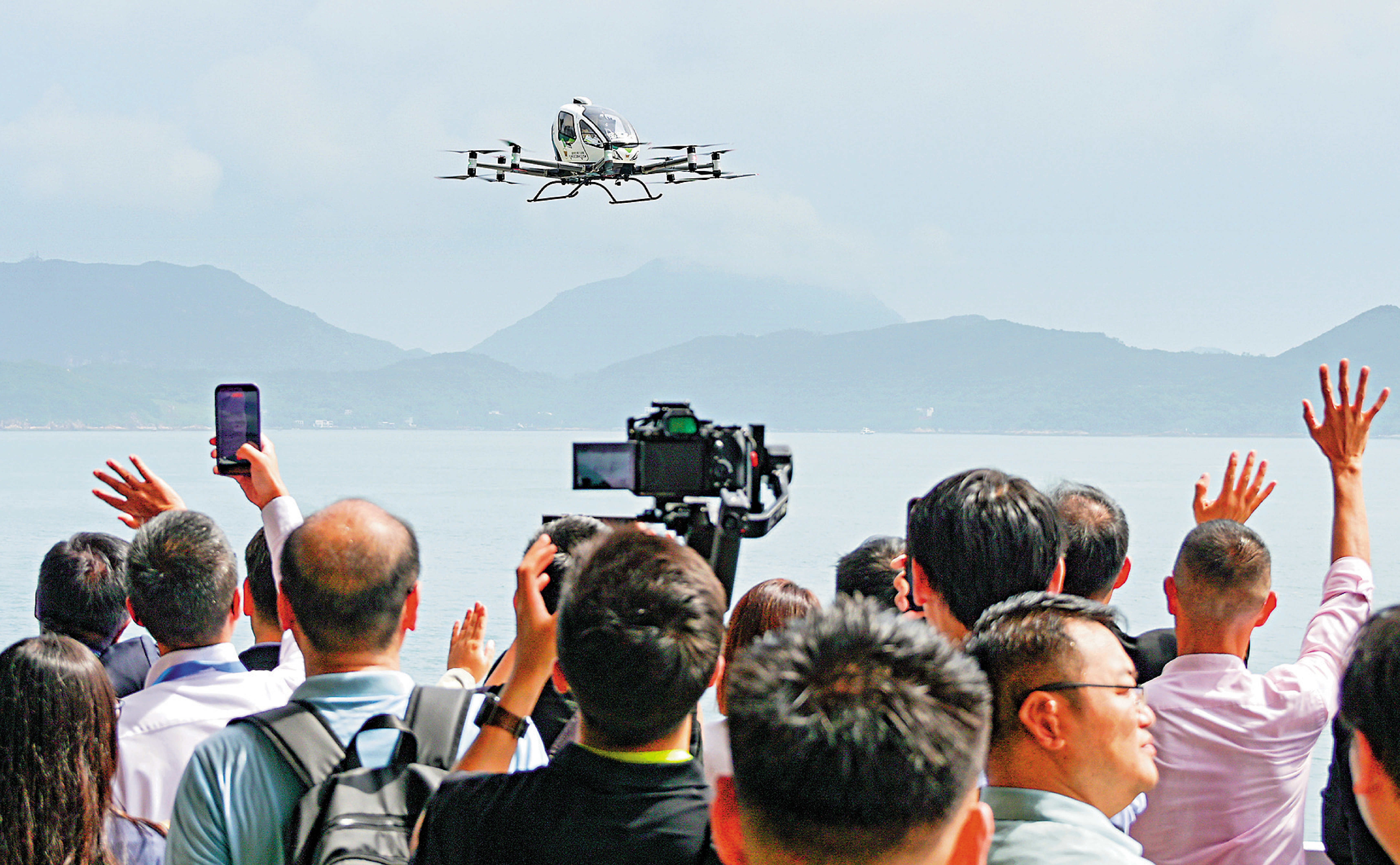 　　圖：香港發展低空經濟，宜充分發揮後發優勢，把重心放在制度、數據和運營質量。圖為今年8月底在香港首航試飛的電動垂直起降航空器（eVTOL）項目。/中新社