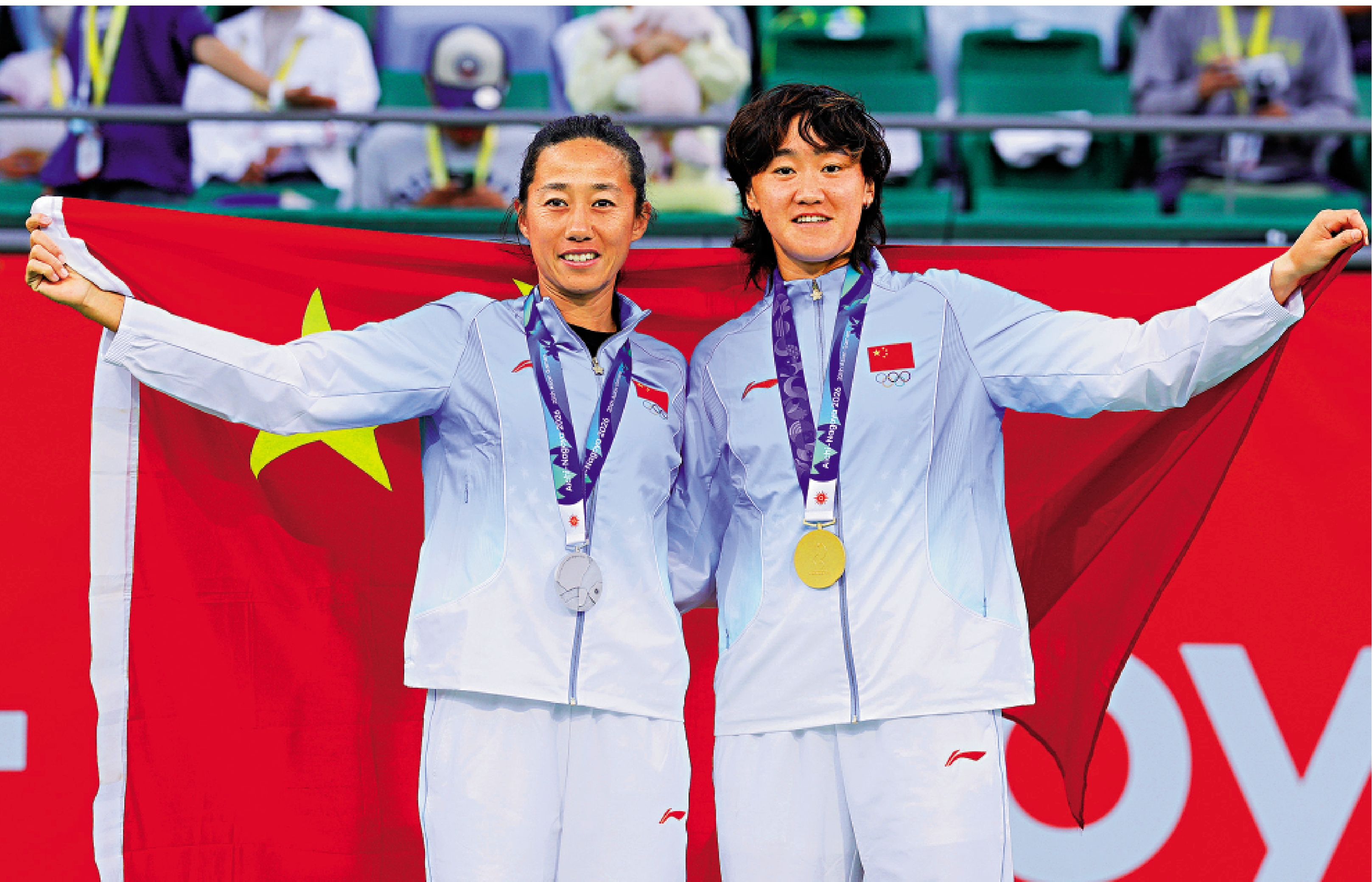 　　圖：亞運網球女單冠軍王曦雨（右）與亞軍張帥在頒獎儀式上。\新華社