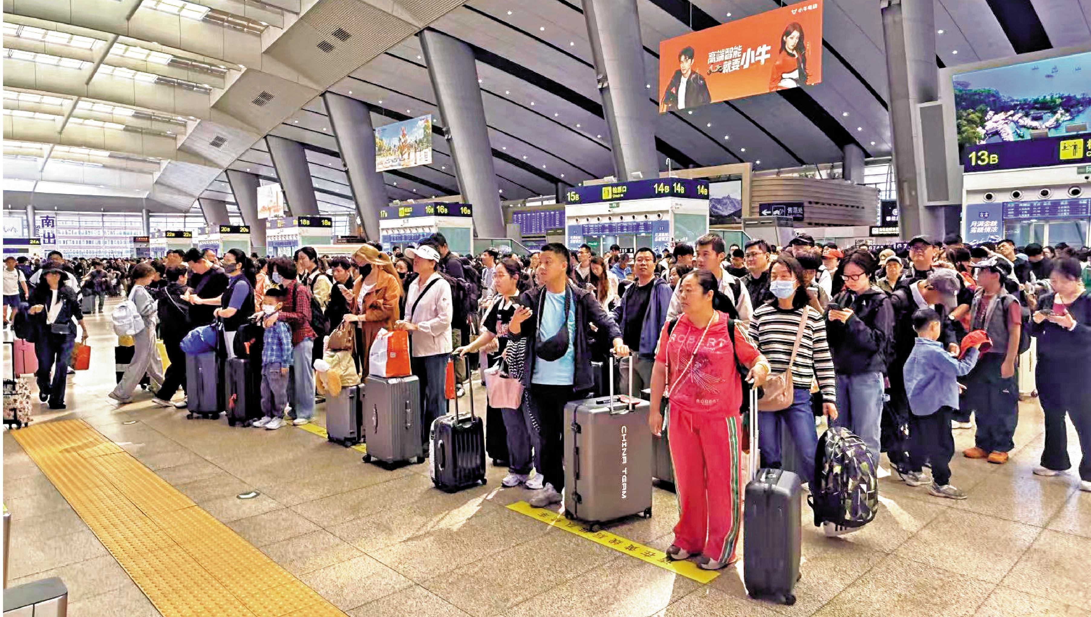 　　圖：10月1日，北京南站的旅客排隊等候檢票上車。\大公報記者郭瀚林攝