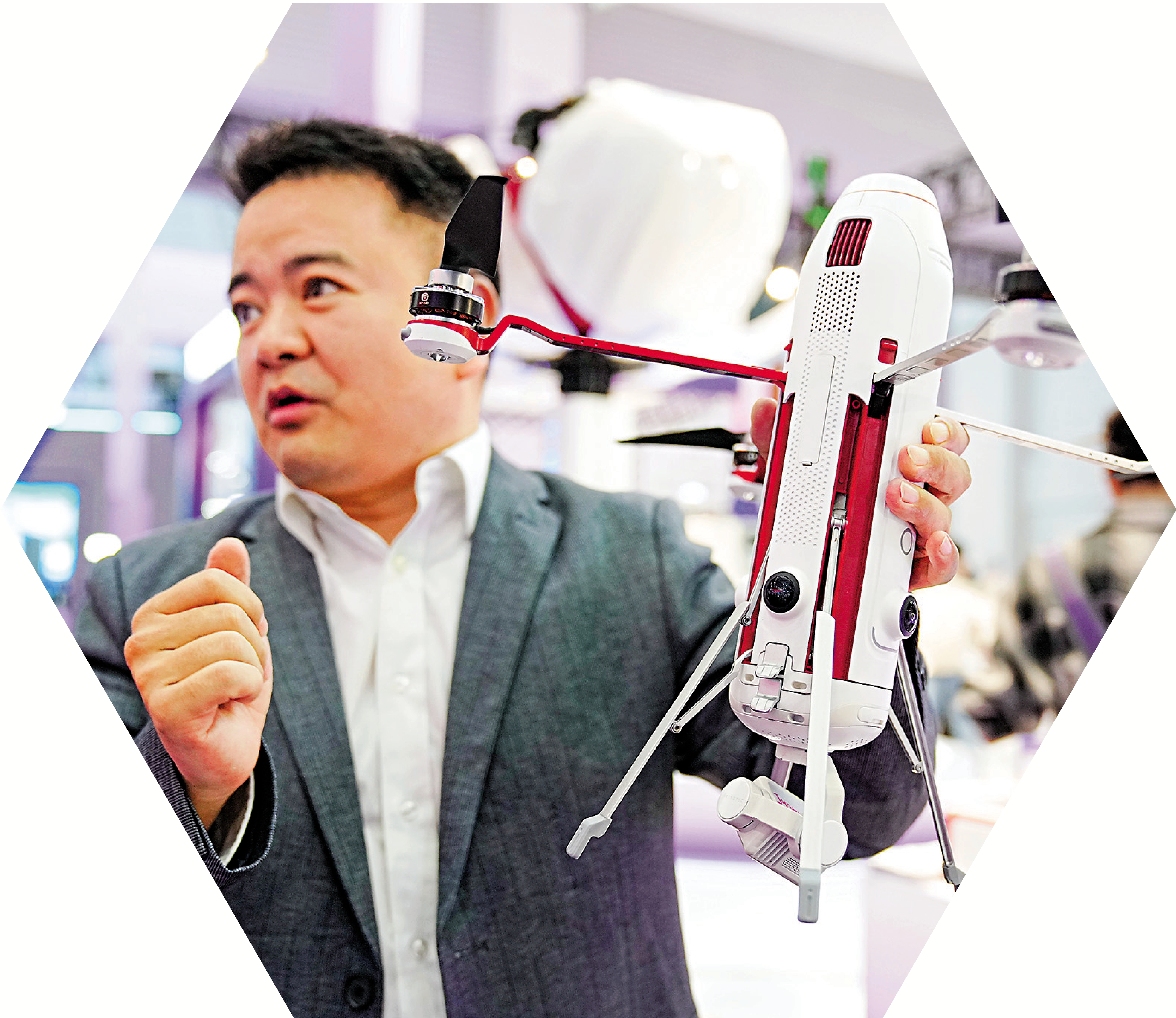 　　圖：雲聖智能「聖·寶蓮燈」全自主無人機巡檢系統，可以自主規劃航線、起降，並自主生成報告，實現全天候無人值守作業。圖為雲聖智能工作人員在第10屆中國—南亞博覽會上介紹產品。\中新社