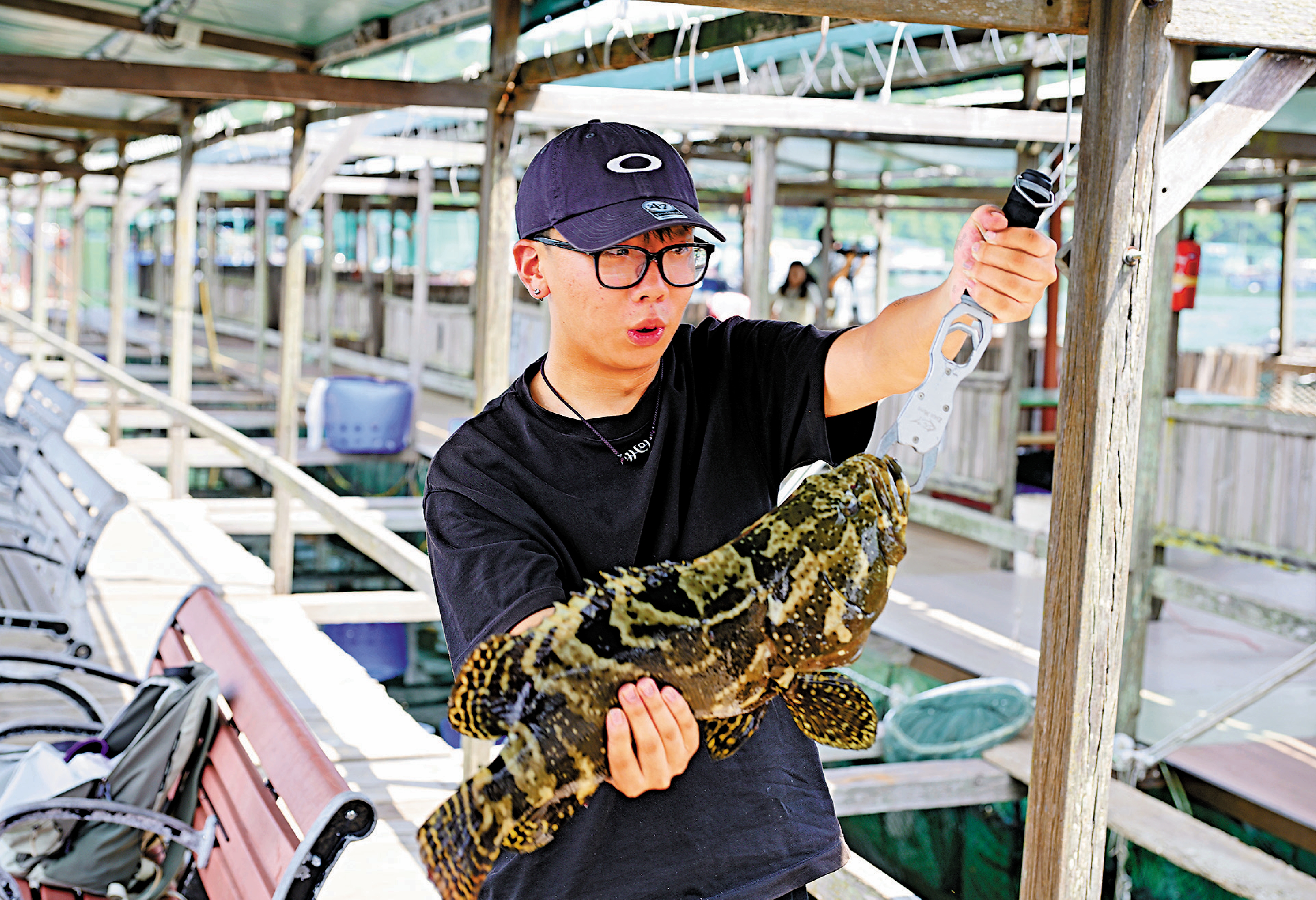 　　圖：參觀魚排的李同學認為在香港海釣風景優美，價格較內地更便宜。\大公報記者張騰攝