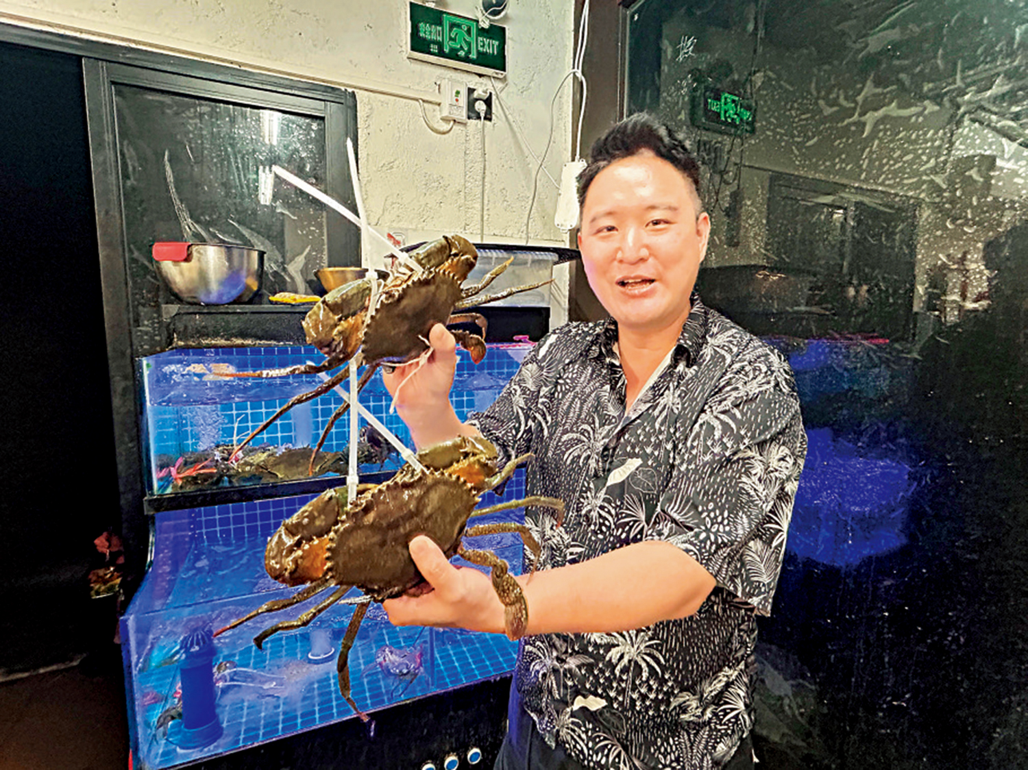 　　圖：JASON向客人介紹食材特色。\大公報記者敖敏輝攝