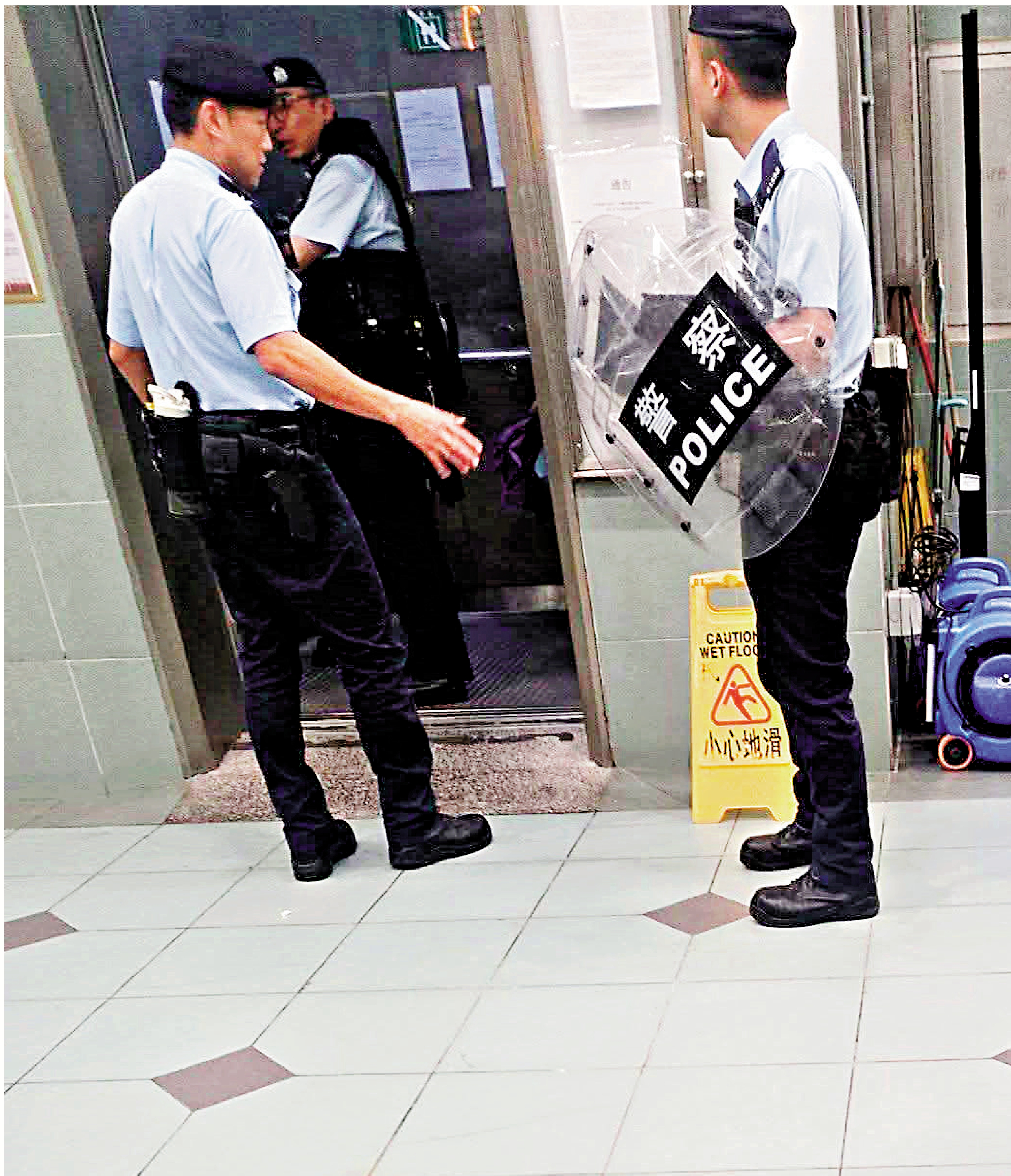 　　圖：警員手持盾牌在慈正邨正暉樓搜索一名懷疑手持生果刀女子。\網上圖片