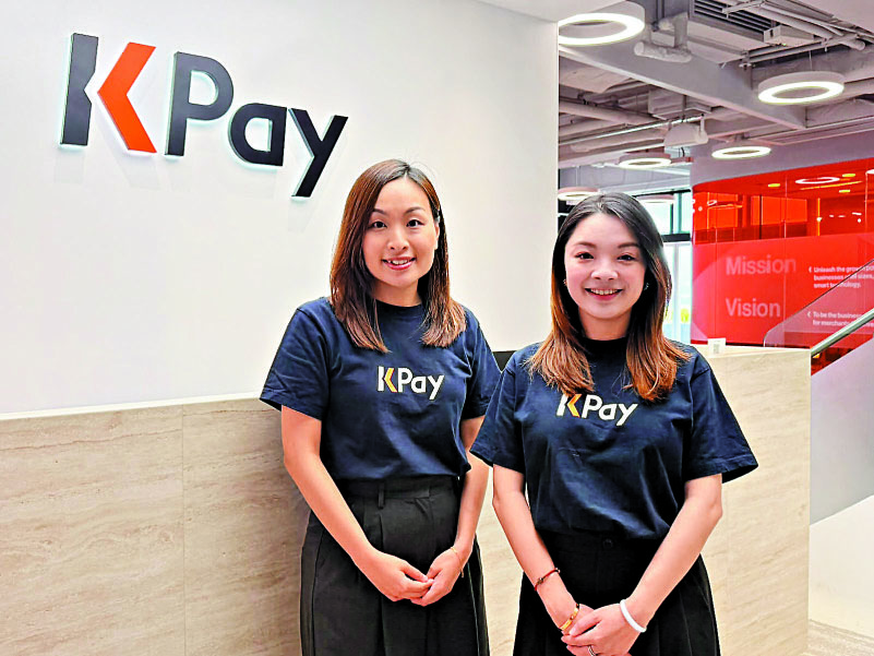 　　圖：湯麗茵（右）表示，KPay香港有7萬商戶，按年增38%。旁為陳寶蘭。\大公報記者李潔儀攝