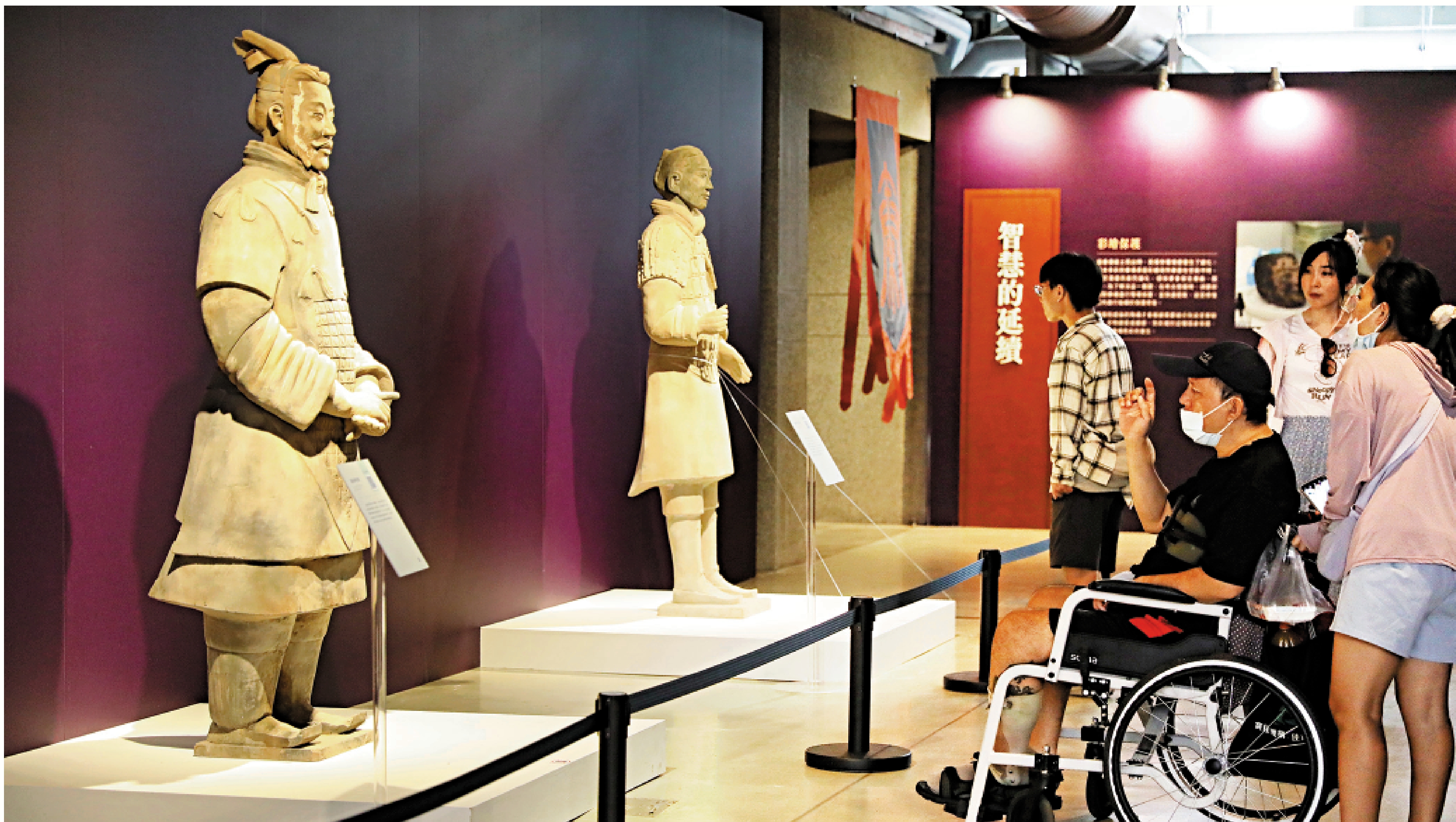 　　圖：「大秦雄風——兵馬俑與秦始皇帝陵特展」在台灣台中開展，展出3D打印版秦俑、車馬俑模型。\中新社