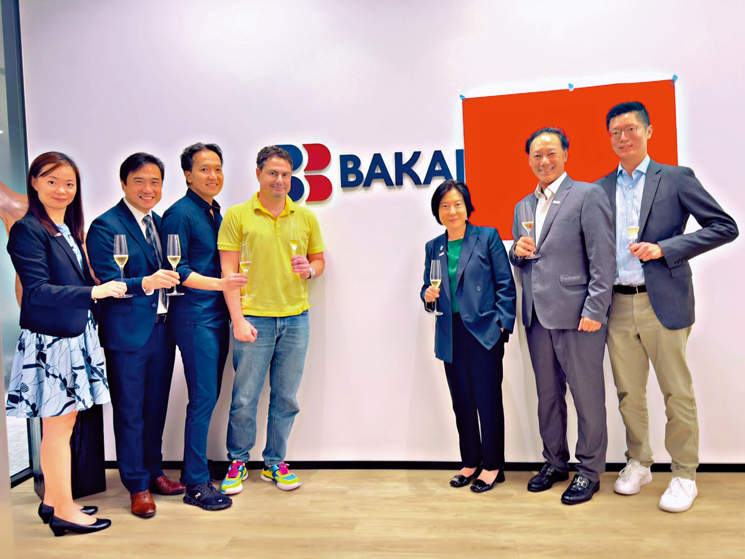 　　圖：巴凱銀行獲香港發出銀行牌照。圖為投資推廣署署長劉凱旋（右三）、巴凱銀行香港分行行政總裁馬禮濤（左四）。\政府新聞處圖片