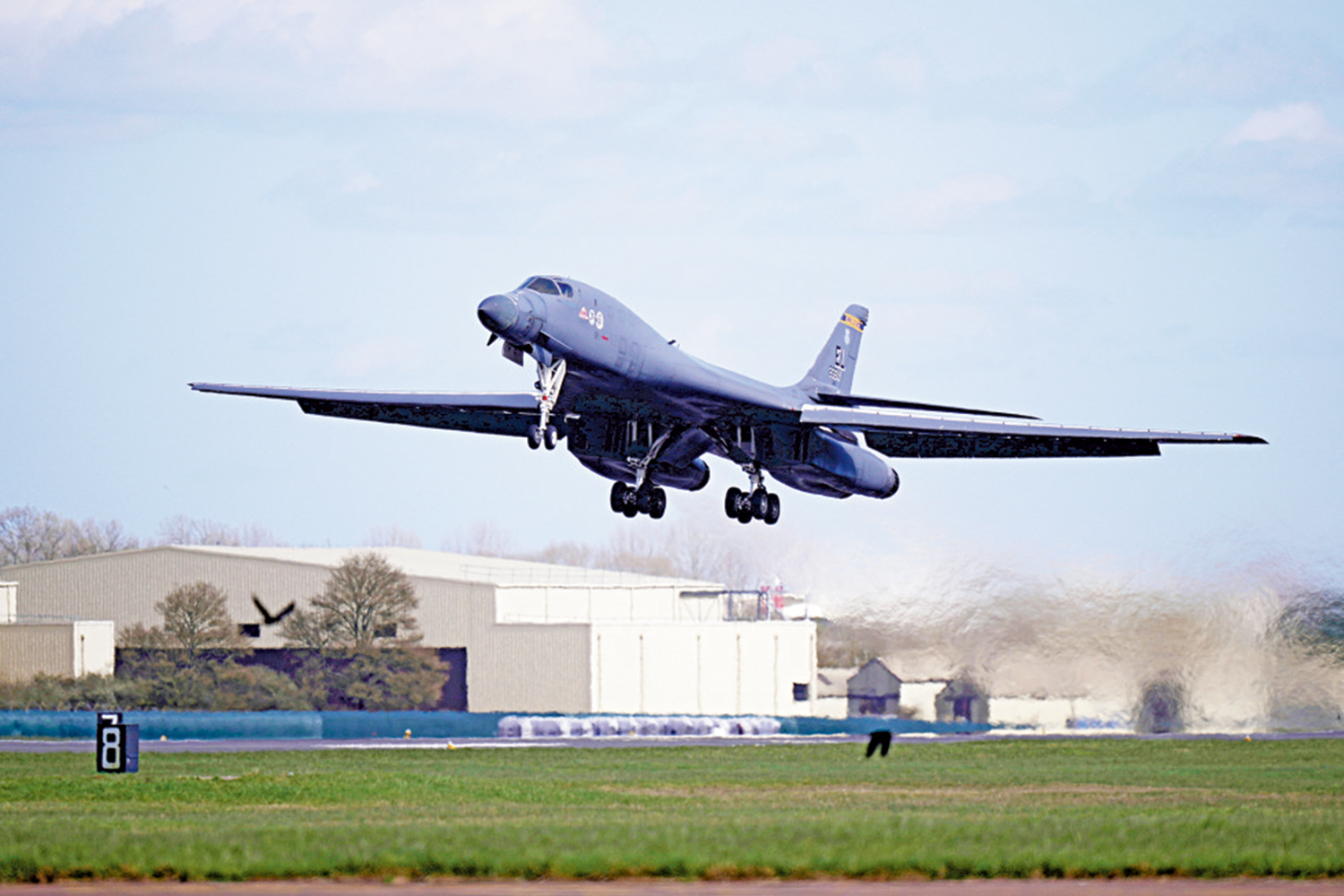 　　圖：一架美軍B-1轟炸機今年3月飛離費爾福德基地。\美聯社