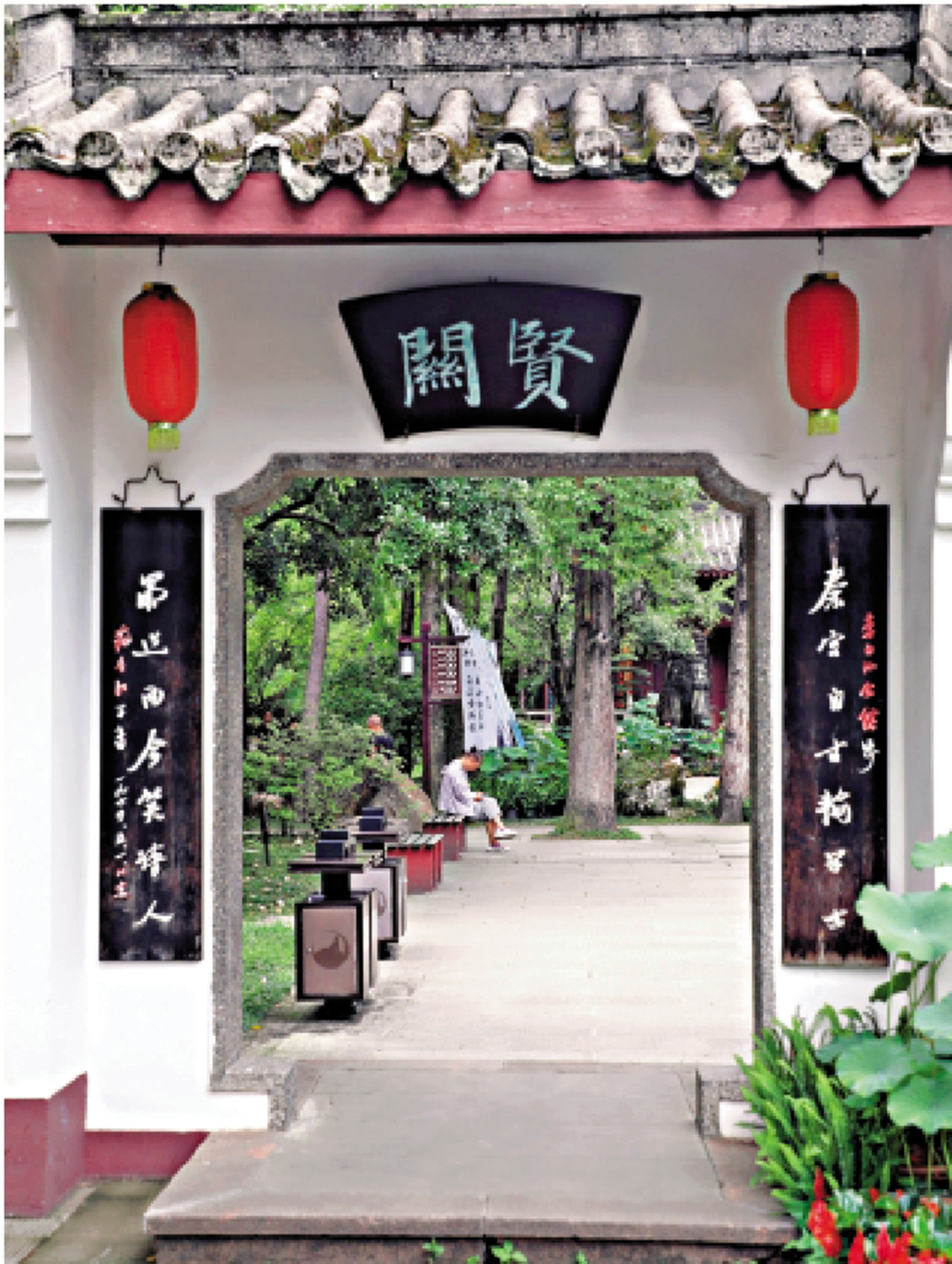 　　圖：范長江為李白紀念館撰寫的對聯：「秦宮自古輸學士，蜀道而今笑詩人。」\大公報記者李兵攝
