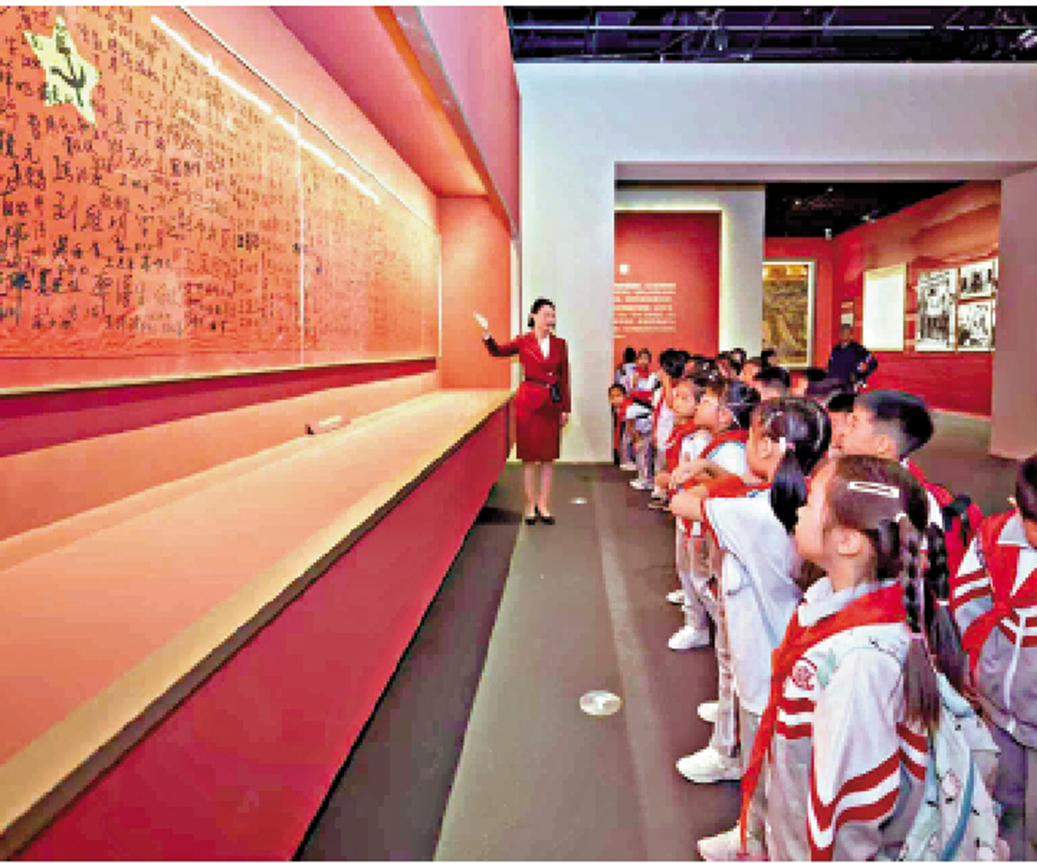 　　圖：學生們在中國共產黨歷史展覽館參觀。\受訪者供圖