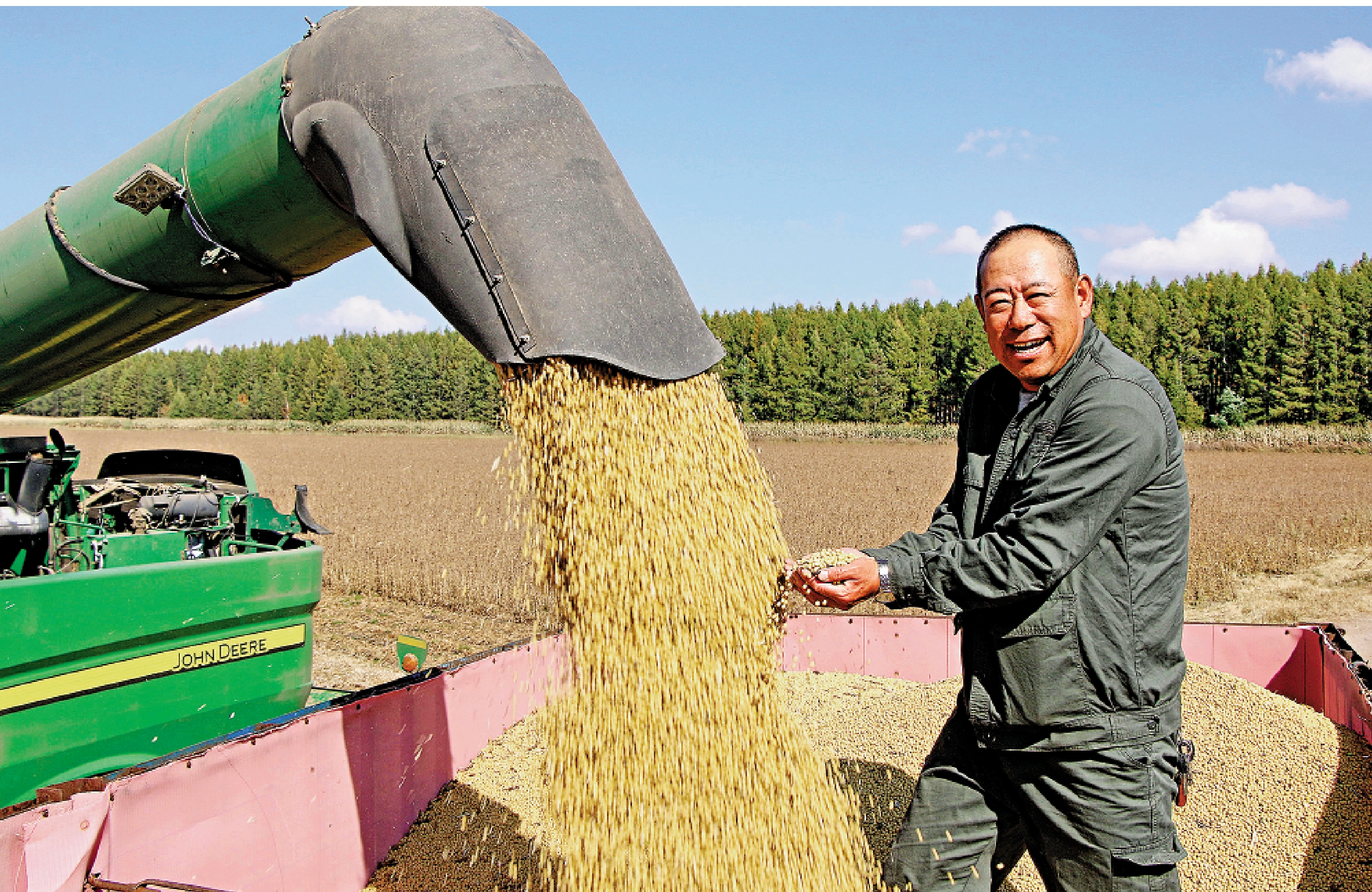 　　圖：9月28日，在黑龍江格球山農場有限公司大豆地塊，種植戶在收穫大豆。\新華社