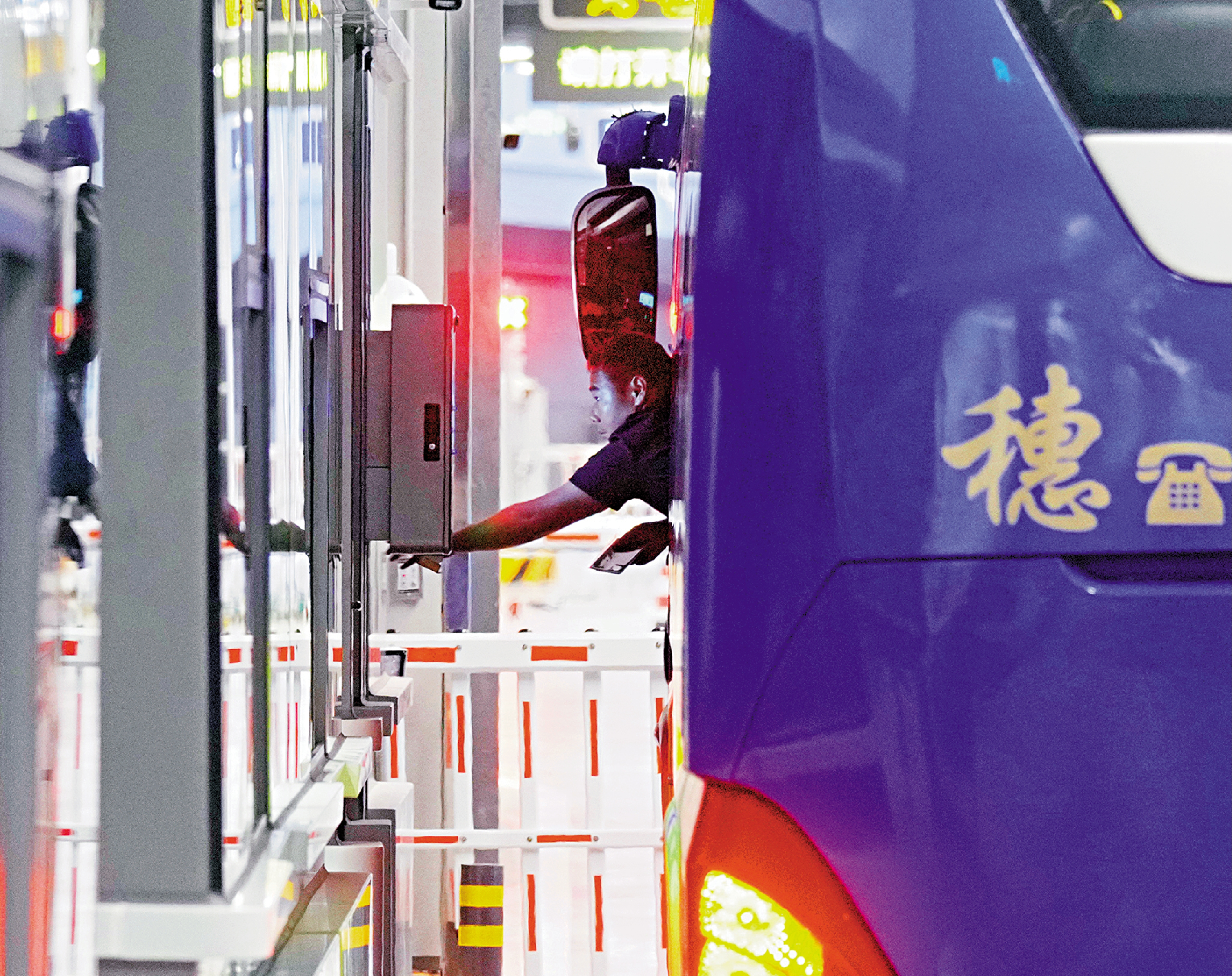 　　圖：海關表示，司機在皇崗通過「信息採集一體機」，過程中毋須下車，採集到的信息數據會即時傳送至港深兩地五個相關單位共享。\大公報記者林良堅攝