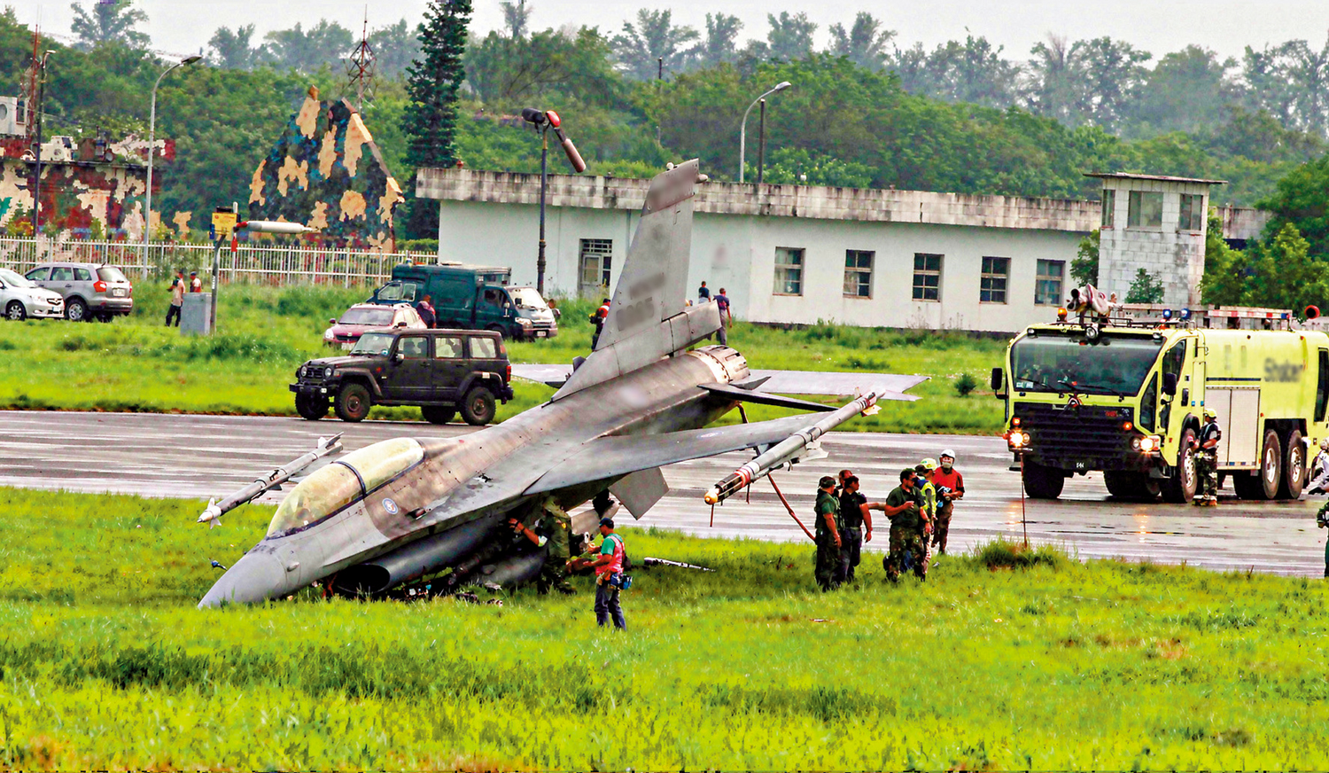 　　圖：台灣F-16戰機成軍以來，事故頻發。圖為屏東一架參與演練的F-16戰機在降落時衝出跑道，機頭插入跑道外的土裏。\網絡圖片