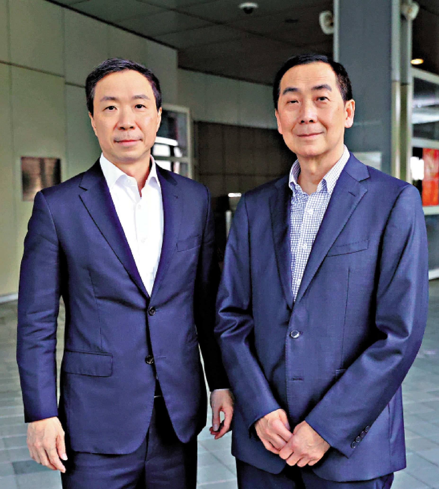 　　圖：中國海外保險有限公司副董事長伍榮發（右）報名參選保險界分組。\大公文匯全媒體記者萬霜靈攝