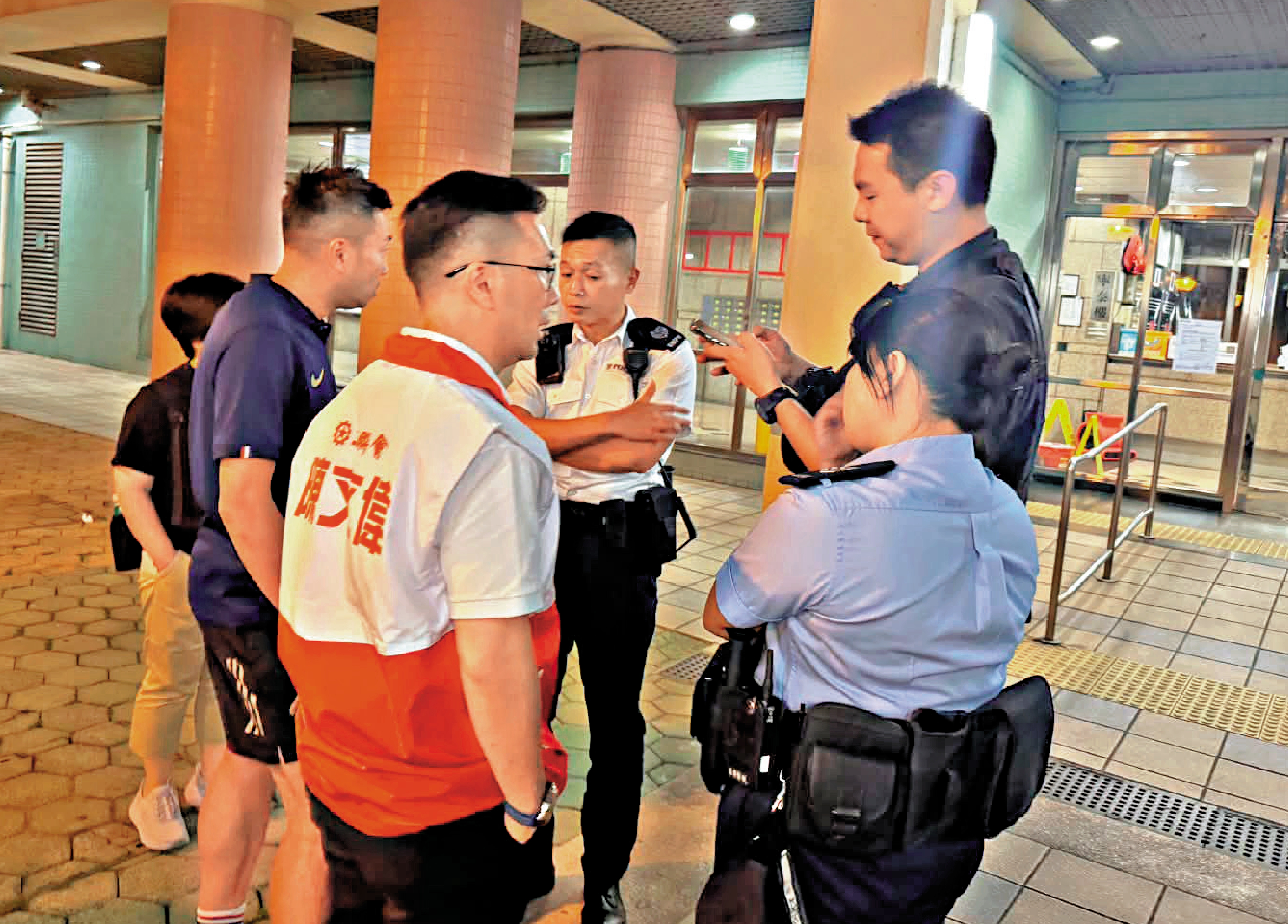 　　圖：屯門區議員陳文偉連同女童就讀學校的副校長及警員一行人，上門緊急家訪。\受訪者供圖