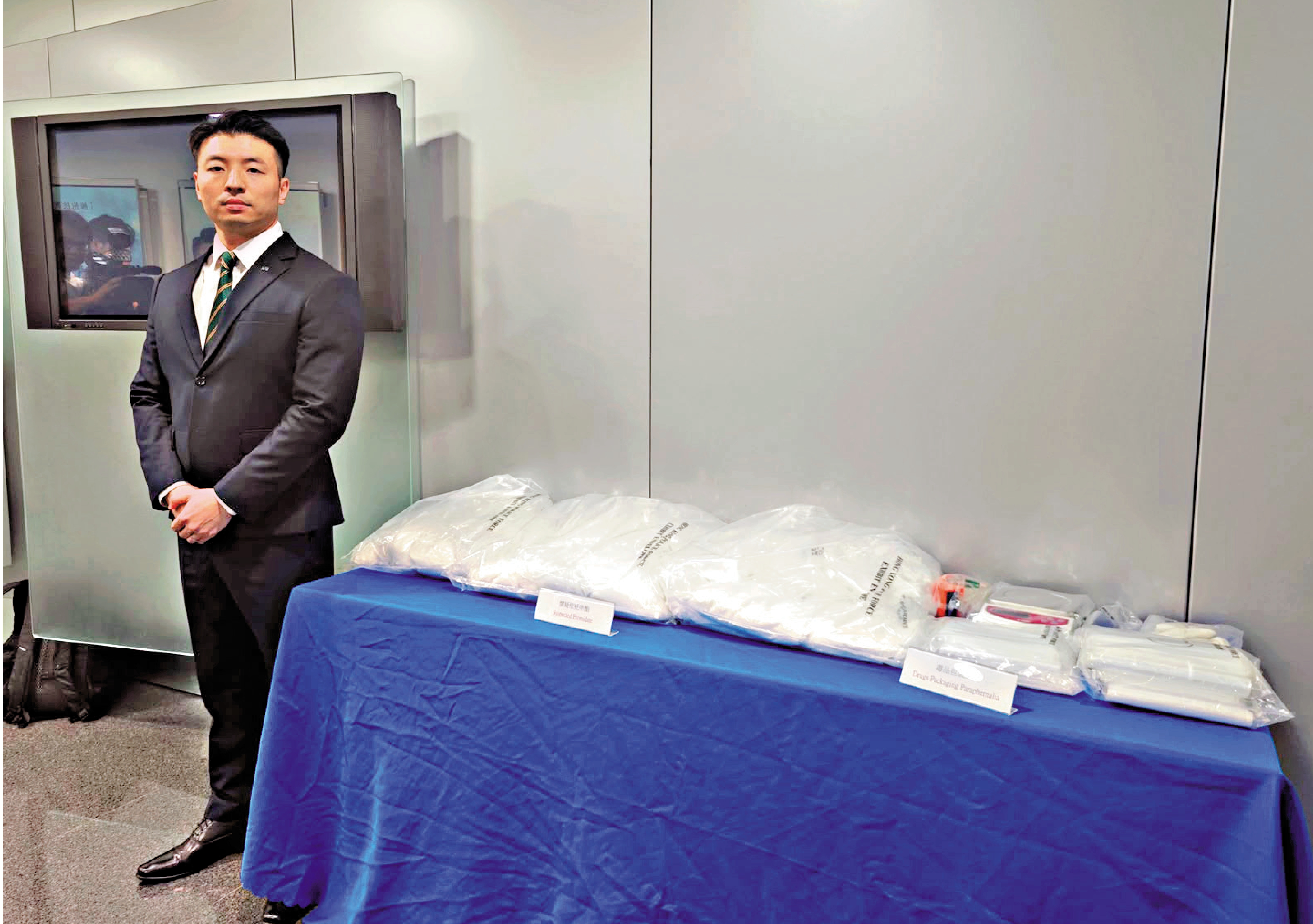 　　圖：警方搗破毒品儲存倉，檢獲約二十五公斤懷疑依托咪酯粉末及包裝工具，總市值三千一百萬元。\警方圖片