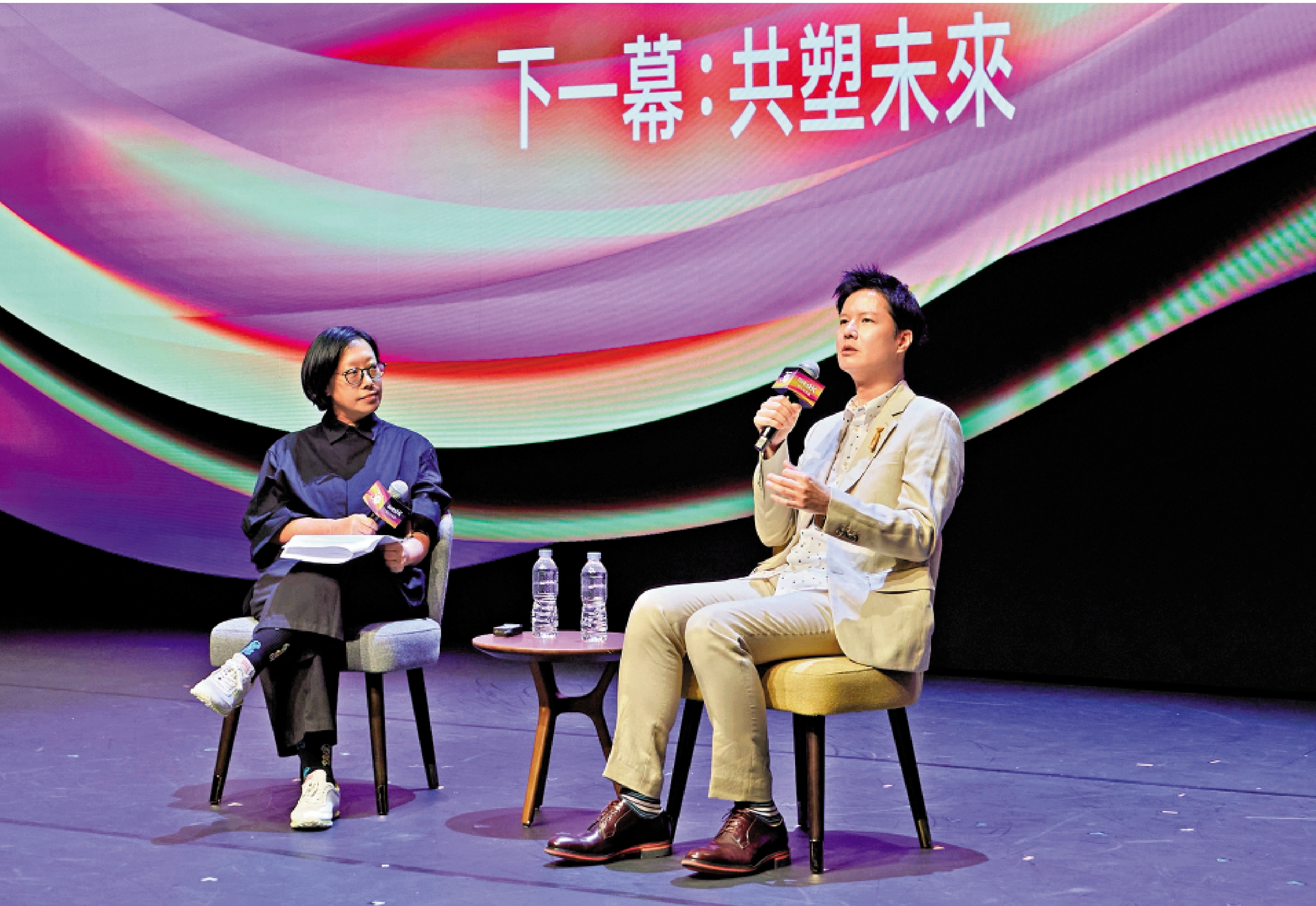 　　圖：原創粵語音樂劇《大狀王》音樂總監、作曲家高世章（右）發表主題演講。\西九文化區供圖