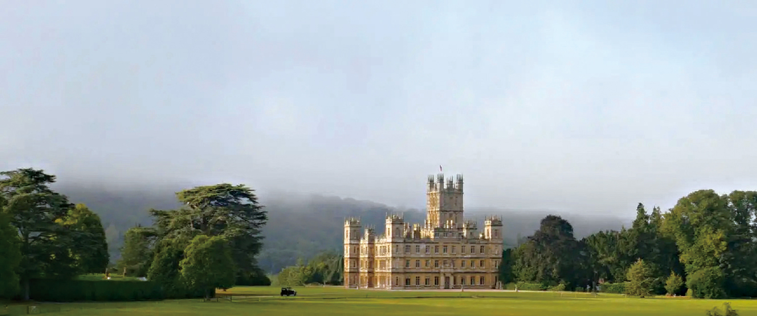 　　圖：《唐頓莊園》中的大宅取景於海克利爾城堡（Highclere Castle）。\劇照