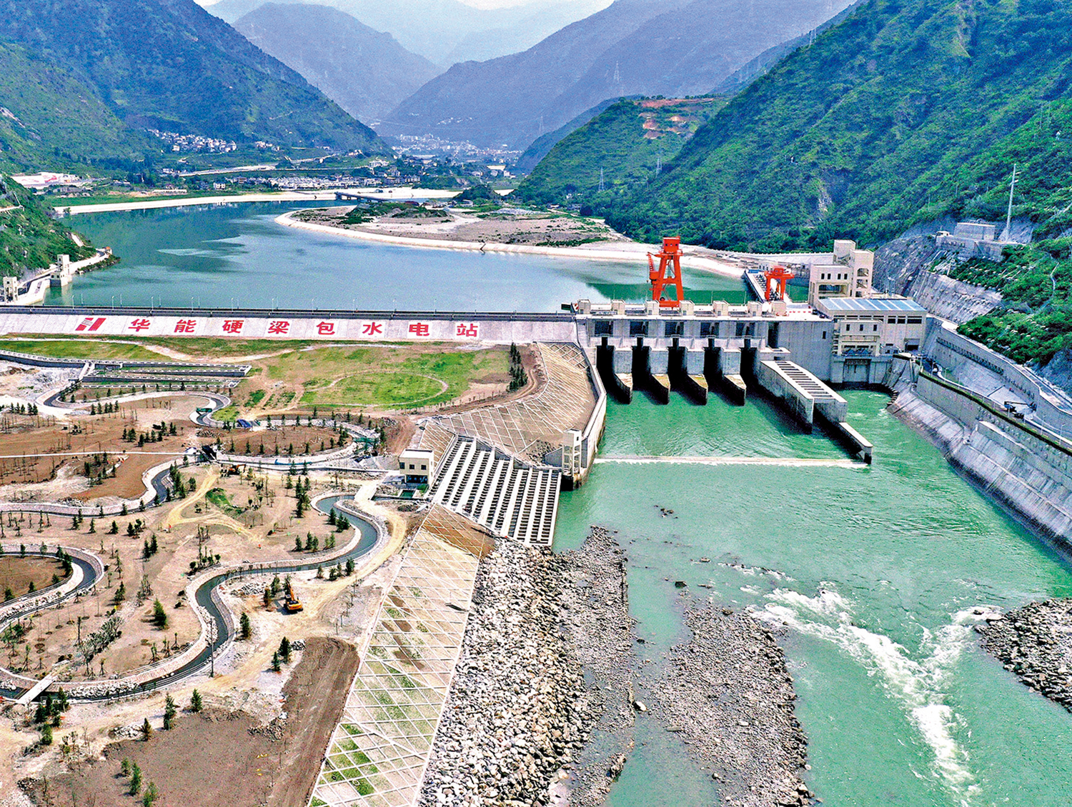 　　圖：位於四川省的大渡河硬梁包水電站去年全面投產，年發電51.8億度。\央視新聞