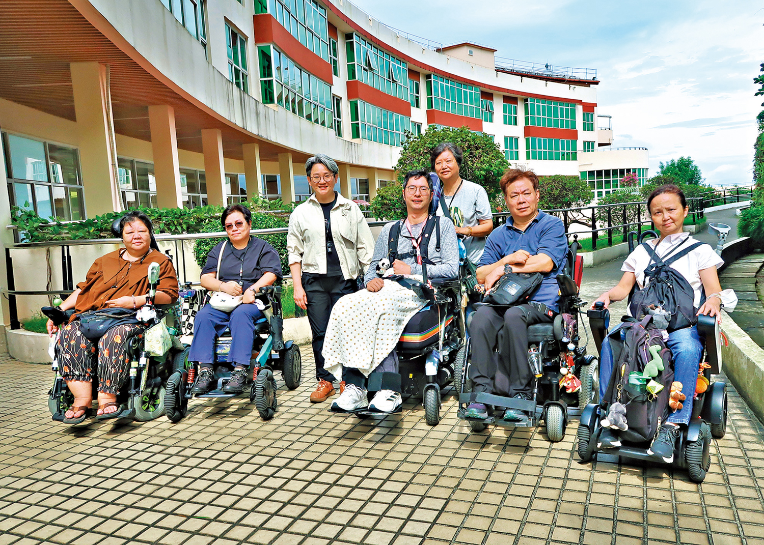 　　圖：立法會議員陳文宜（左三）上月帶同一班殘疾人士和照顧者到香港賽馬會深圳復康會頤康院參觀。照顧者Rita（後排，身穿灰衣）及其兒子文鍵（右三）。\受訪者提供