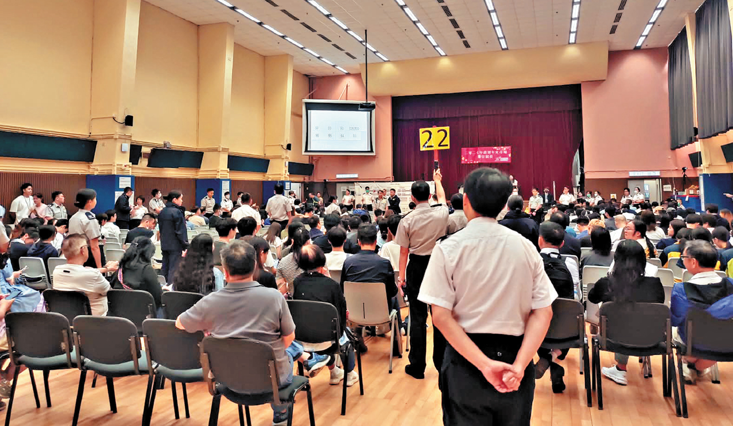 　　圖：維園年宵市場138個乾貨攤位全部租出，最高成交價高達6.4萬元。\大公報記者王亞毛攝