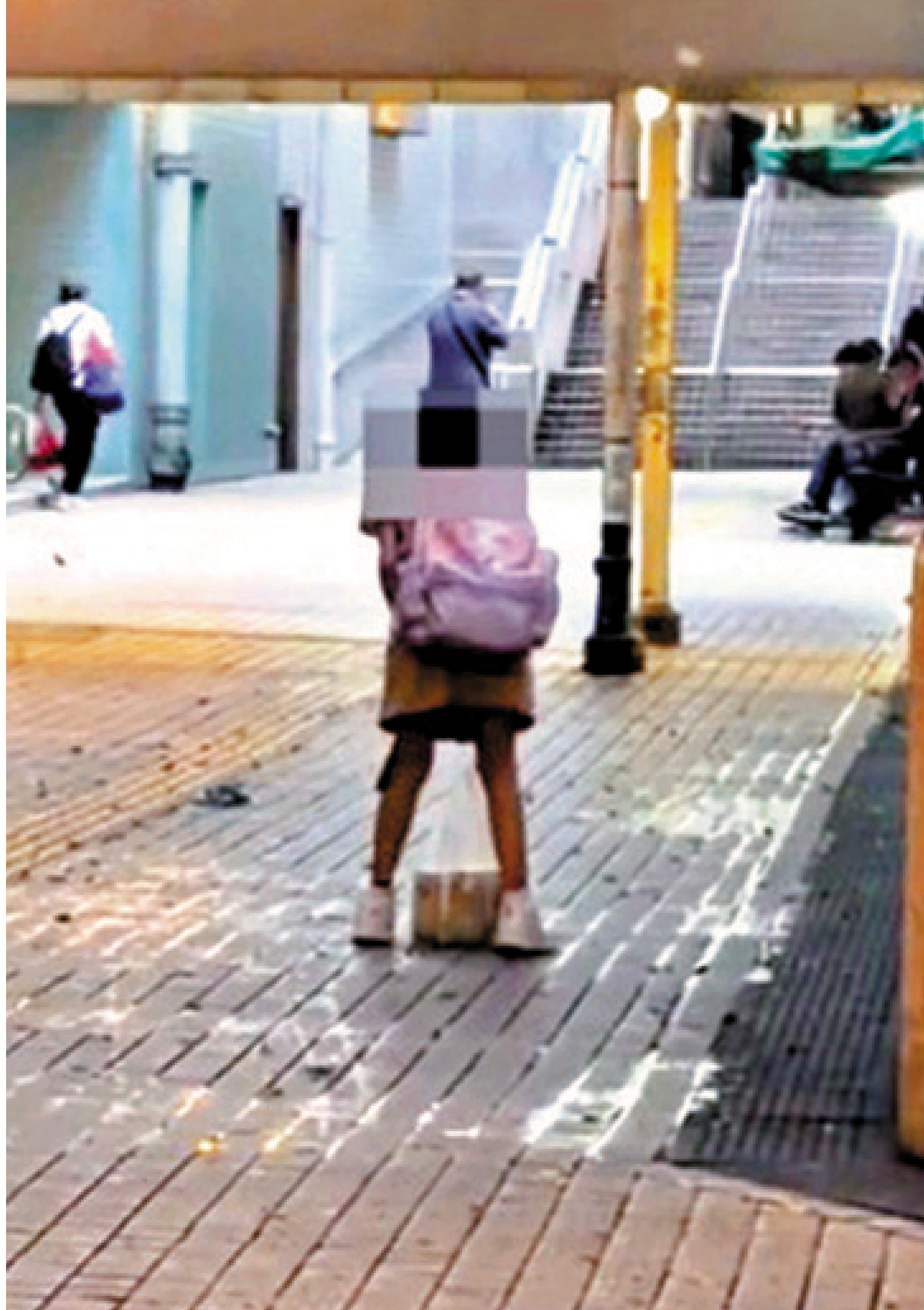 　　圖：有網民近日上載影片，顯示女童早於今年六月已曾獨自搬運啤酒，當時父母不在場。\網上圖片