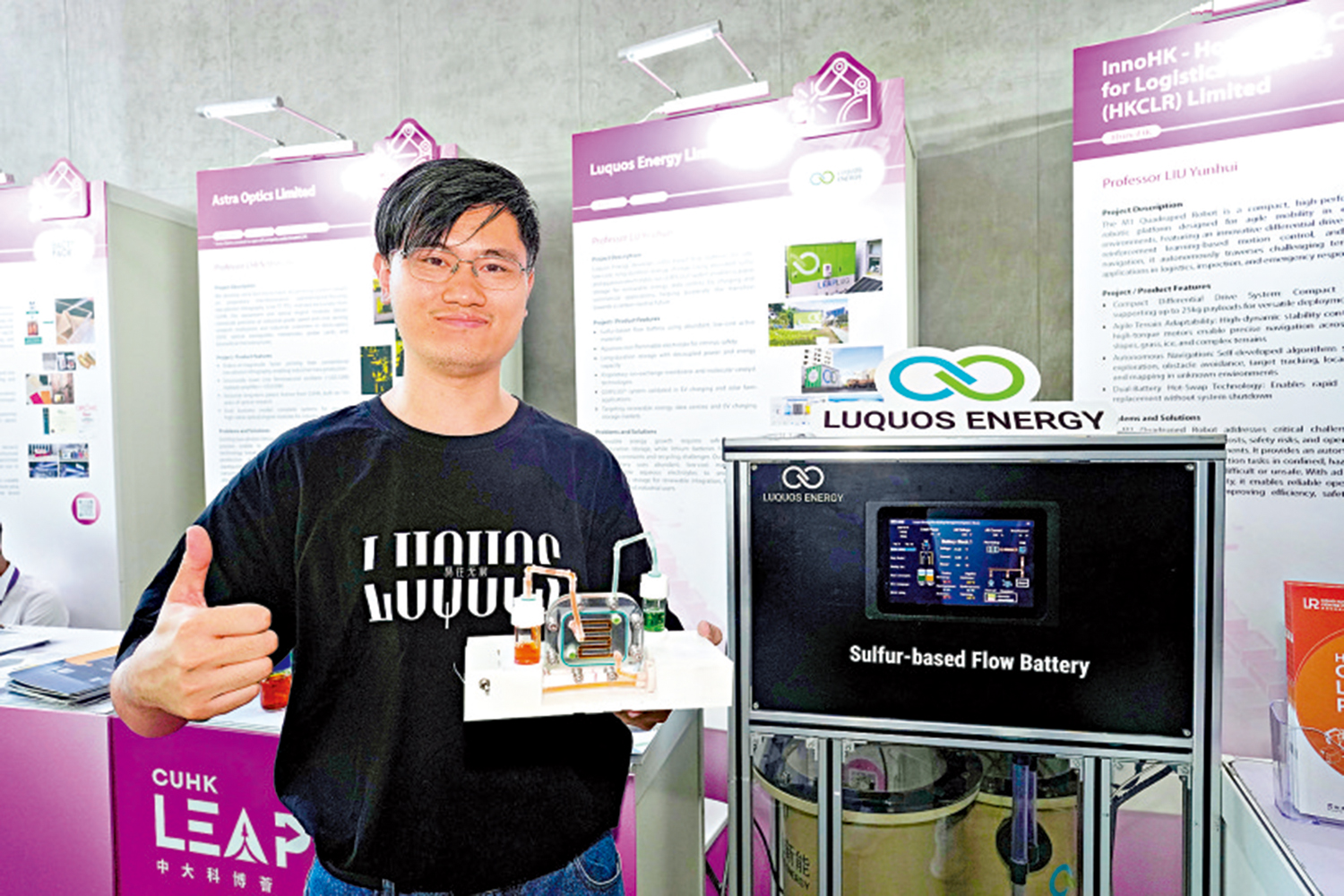 　　圖：王增越介紹硫基液流電池的特色。